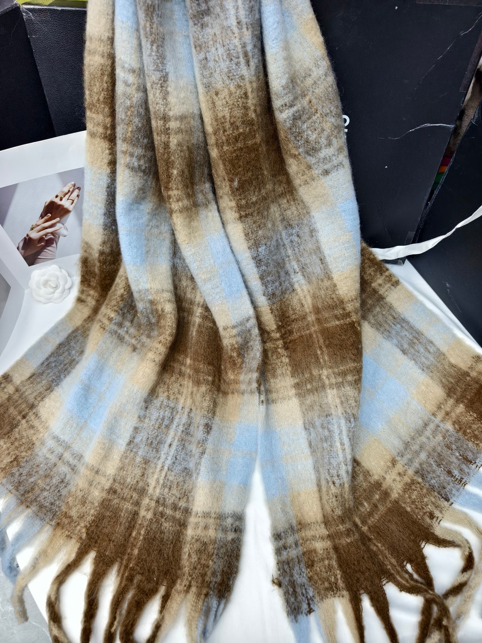 Wholesale of export scarves, e-commerce live streaming, supply chain, new styles, cash on delivery, retro grid thick whiskers Application Scenario