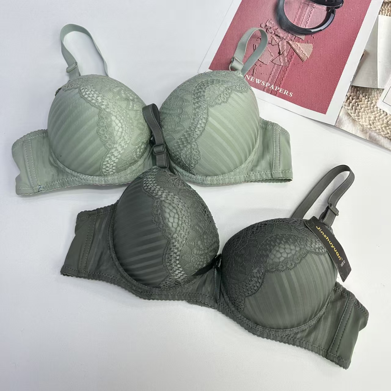 FCM-1601# Women's bras for export to the Middle East and Africa. Large-sized thickened bras for women, sexy lace embroidered with steel rims, romantic underwear QNI details Picture