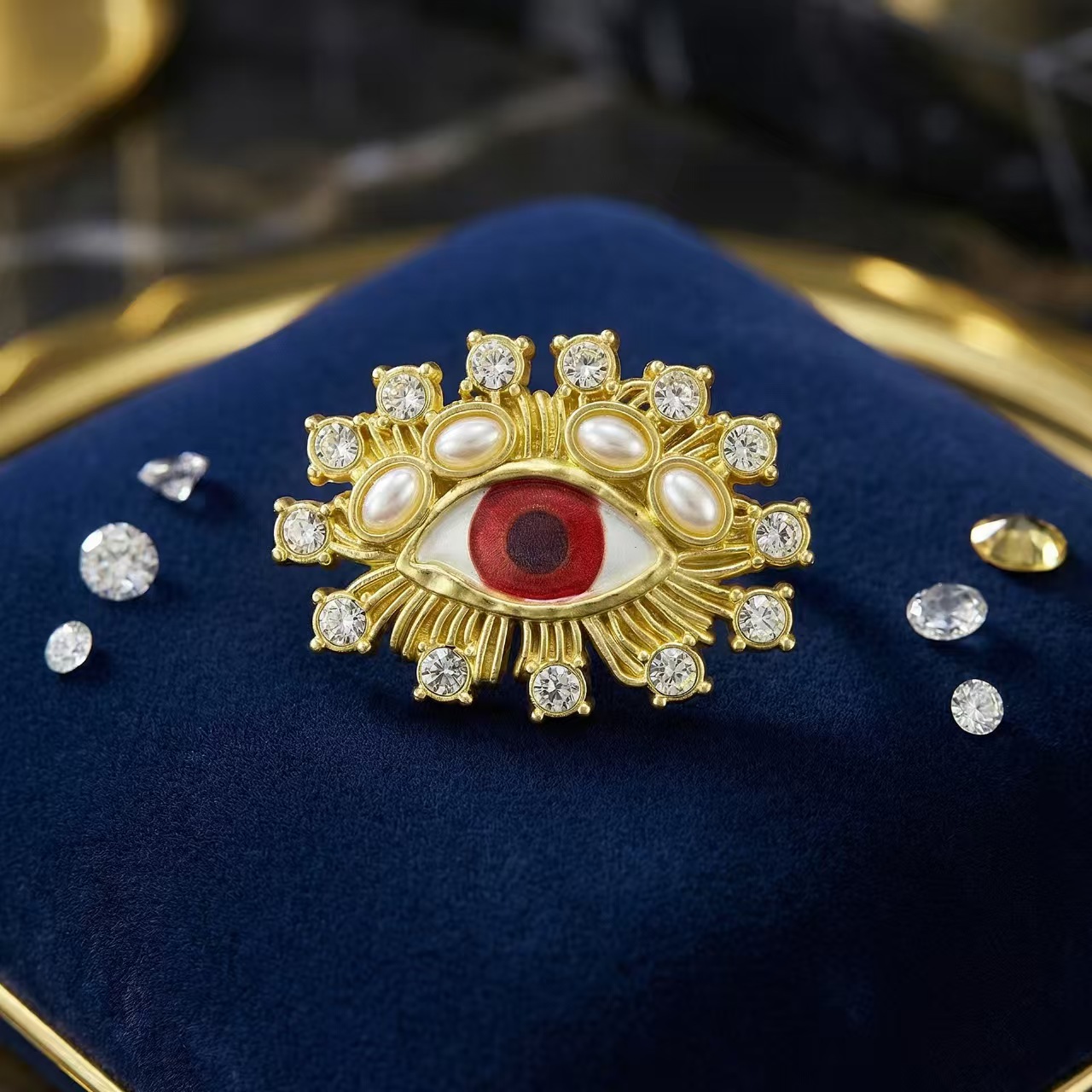 欧美跨境轻奢珍珠镶钻亚金眼睛胸针时尚西装大衣厂家直销批发百搭