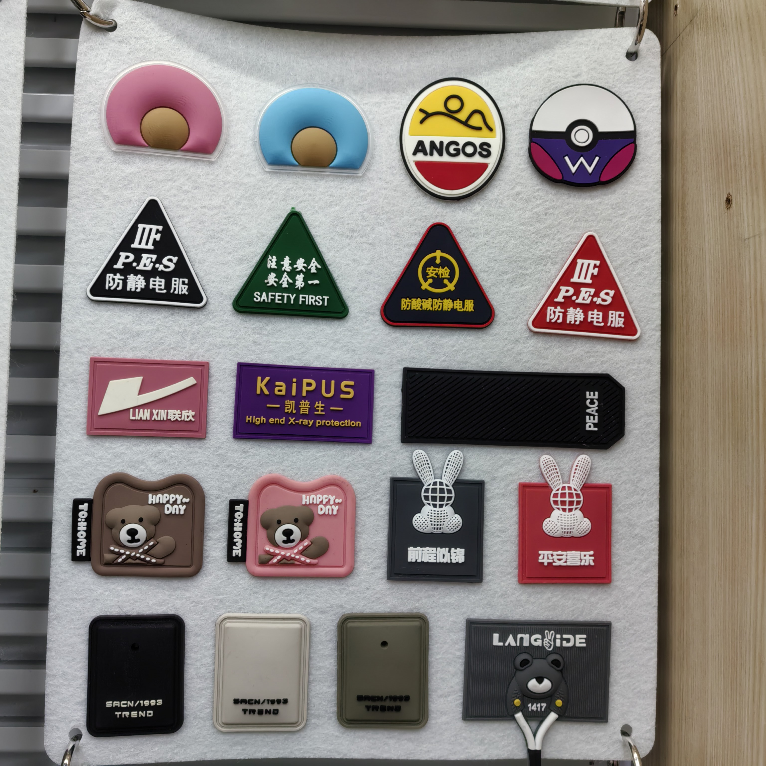 Factory direct sales of PVC soft rubber drip molding sewing labels, three-dimensional concave-convex trademarks, transparent rubber labels, soft rubber Velcro LOGO labels, customized soft rubber stamps, clothing, hats, bags, accessories and nameplates Application Scenario