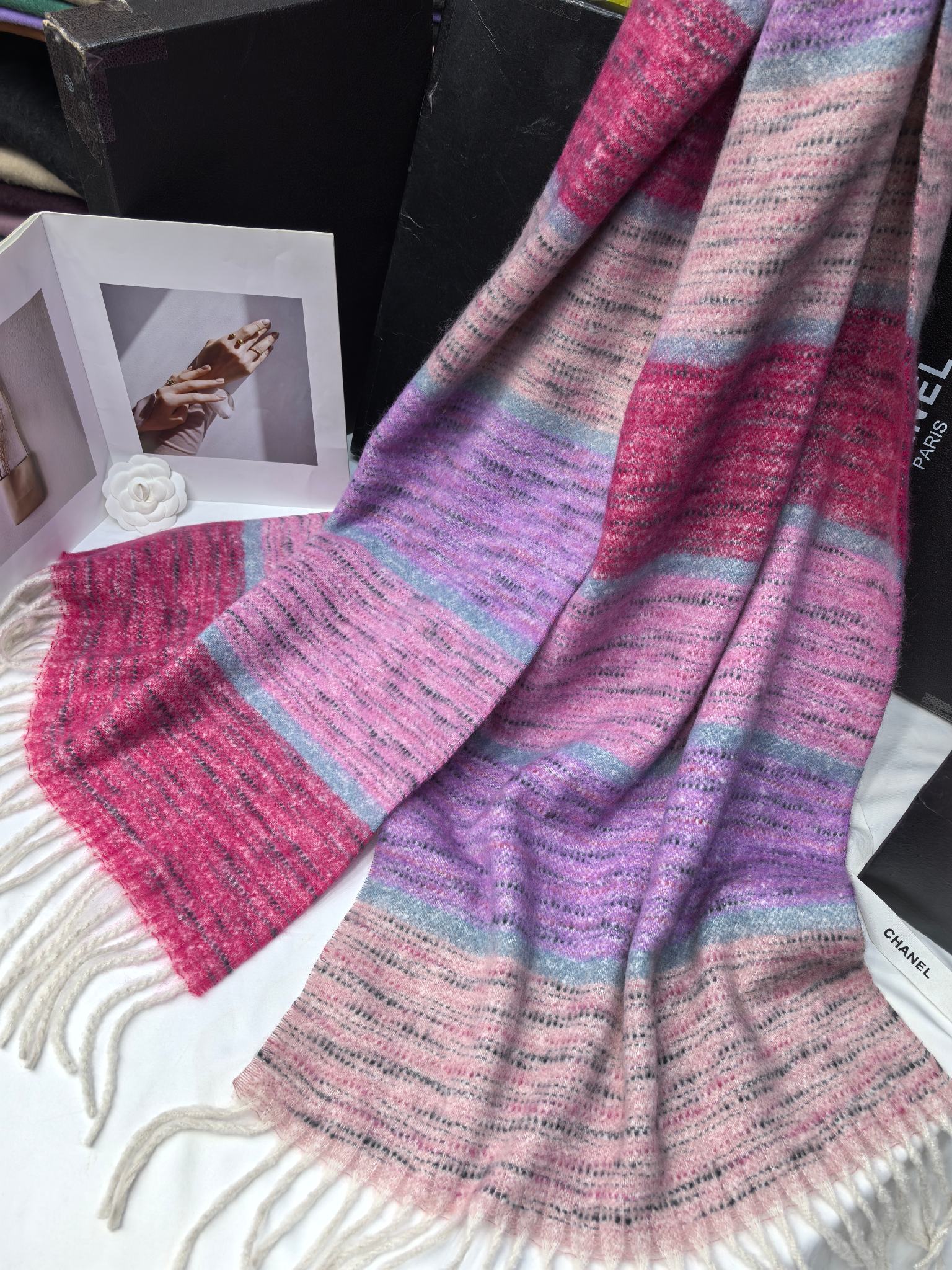 New cross-border export scarves wholesale e-commerce live streaming supply chain supply section dyed small fragrance style thick beard Application Scenario