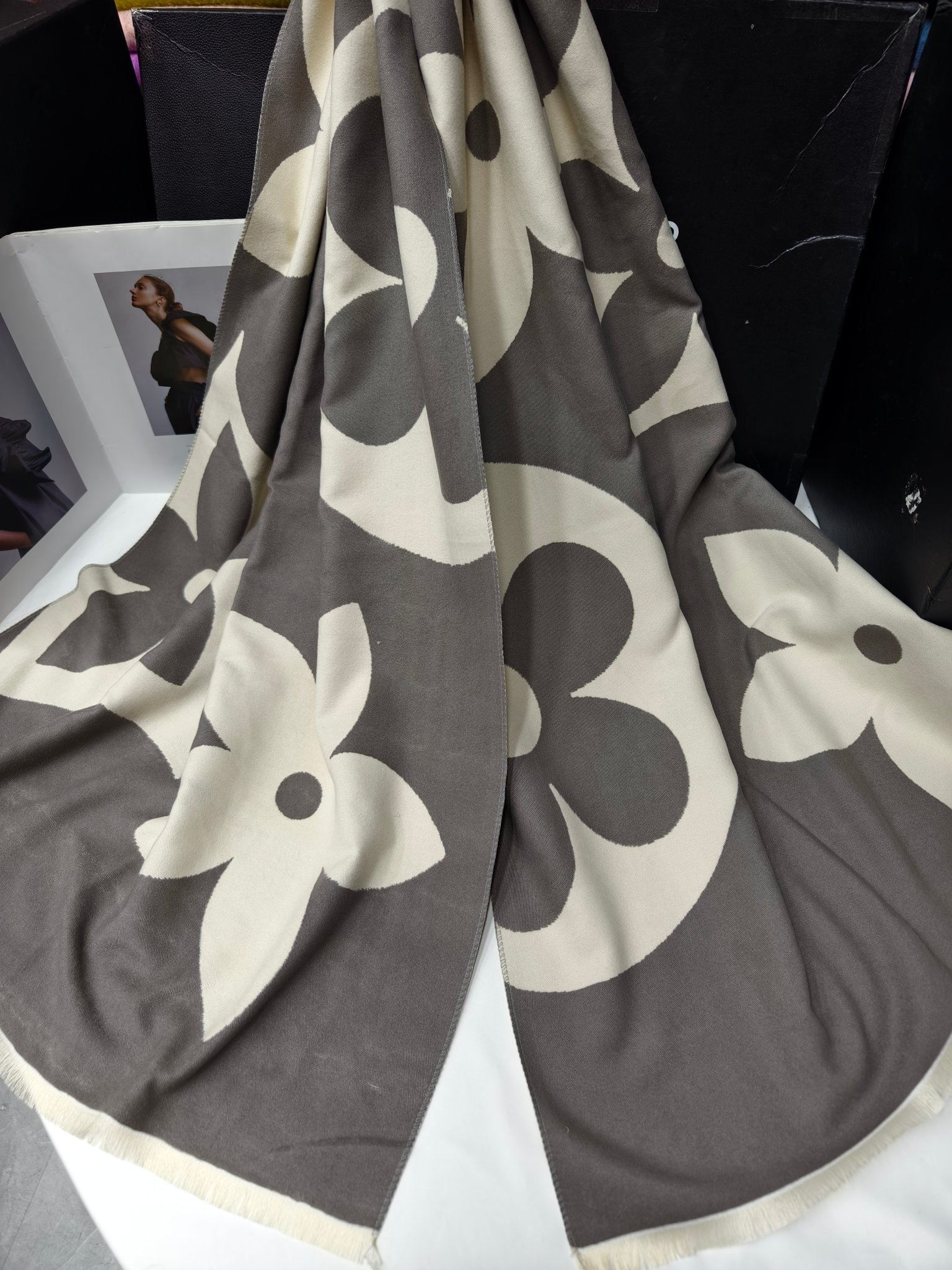 Cross-border wholesale of scarves, e-commerce live streaming, supply chain, new high-style jacquard five-angled flower Specification image