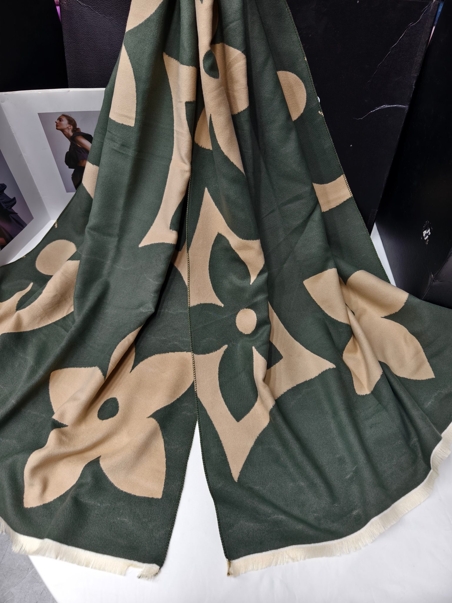 Cross-border wholesale of scarves, e-commerce live streaming, supply chain, new high-style jacquard five-angled flower Item Picture