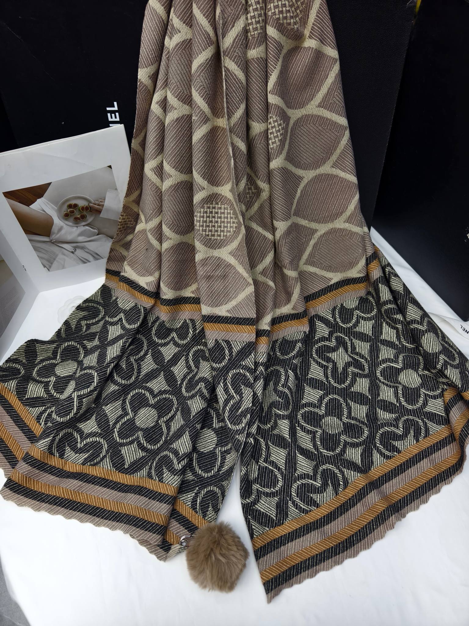 Cross-border scarf wholesale e-commerce live-streaming supply chain, new jacquard grid four-leaf clover tassels and pom-poms details Picture