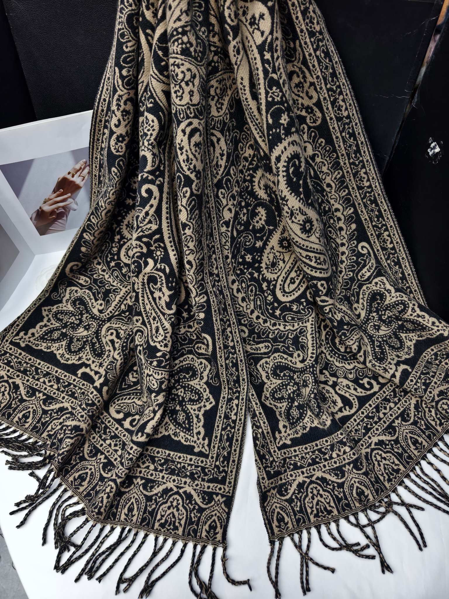 Cross-border scarf wholesale e-commerce live-streaming supply chain, new cashew flower style Application Scenario
