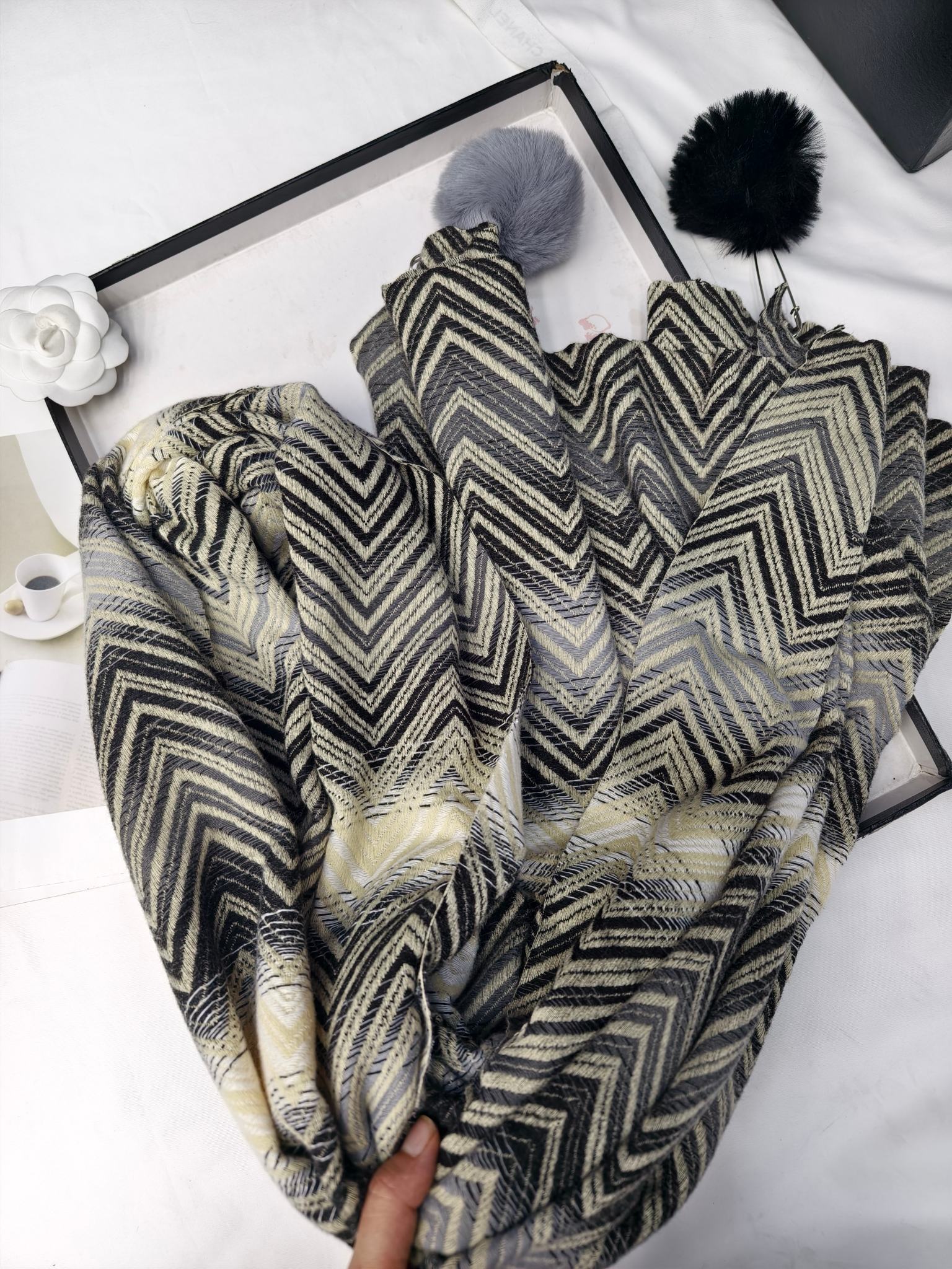 Cross-border scarf wholesale e-commerce live-streaming supply chain, new jacquard wavy tassels and pom-poms