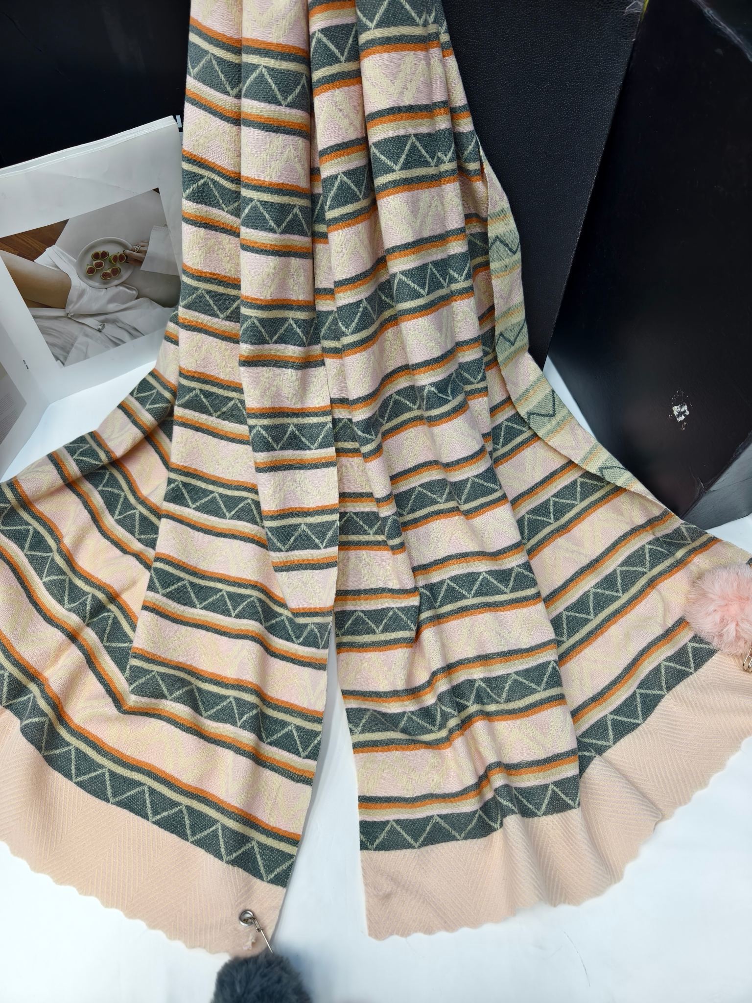 Cross-border scarf wholesale e-commerce live streaming supply chain, new jacquard V-shaped wavy tassels and pom-poms