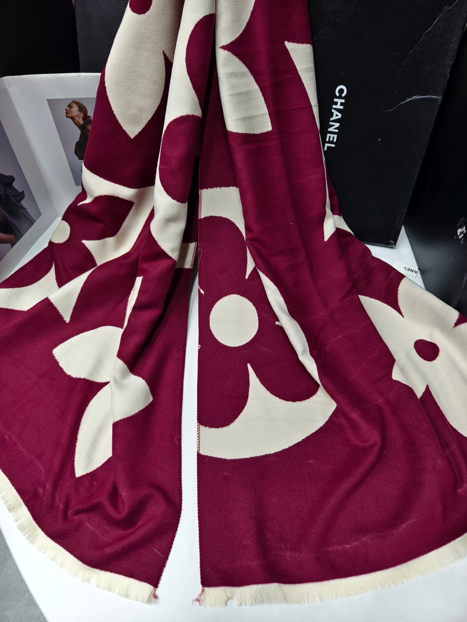 Cross-border wholesale of scarves, e-commerce live streaming, supply chain, new high-style jacquard five-angled flower Application Scenario