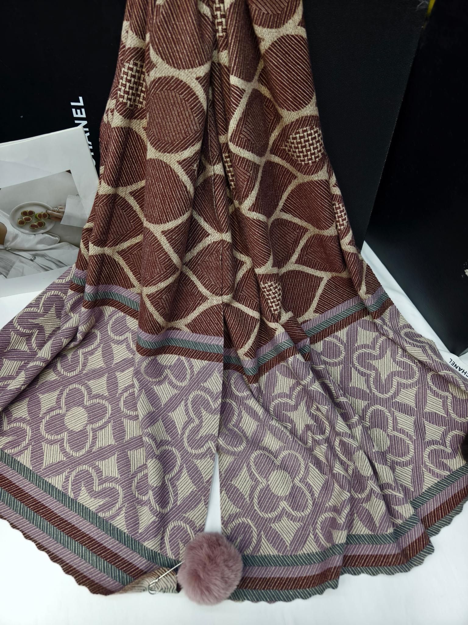 Cross-border scarf wholesale e-commerce live-streaming supply chain, new jacquard grid four-leaf clover tassels and pom-poms