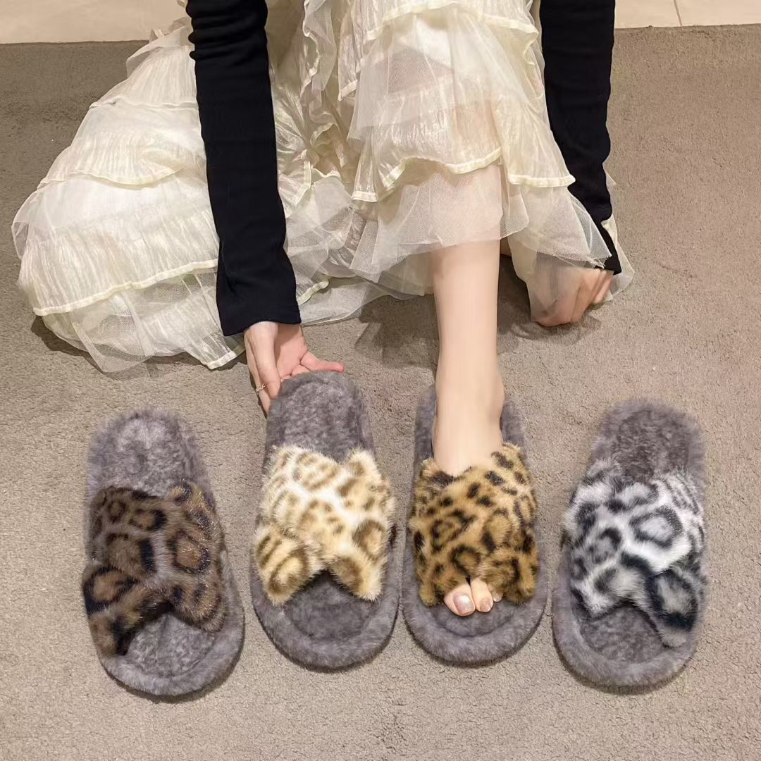 Leopard print cotton slippers for men and women, winter cartoon woolen slippers, warm, comfortable and anti-slip slippers for home use, women's winter fashion premium slippers detail image 9
