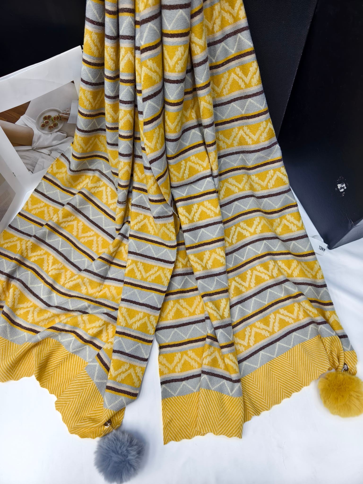 Cross-border scarf wholesale e-commerce live streaming supply chain, new jacquard V-shaped wavy tassels and pom-poms details Picture