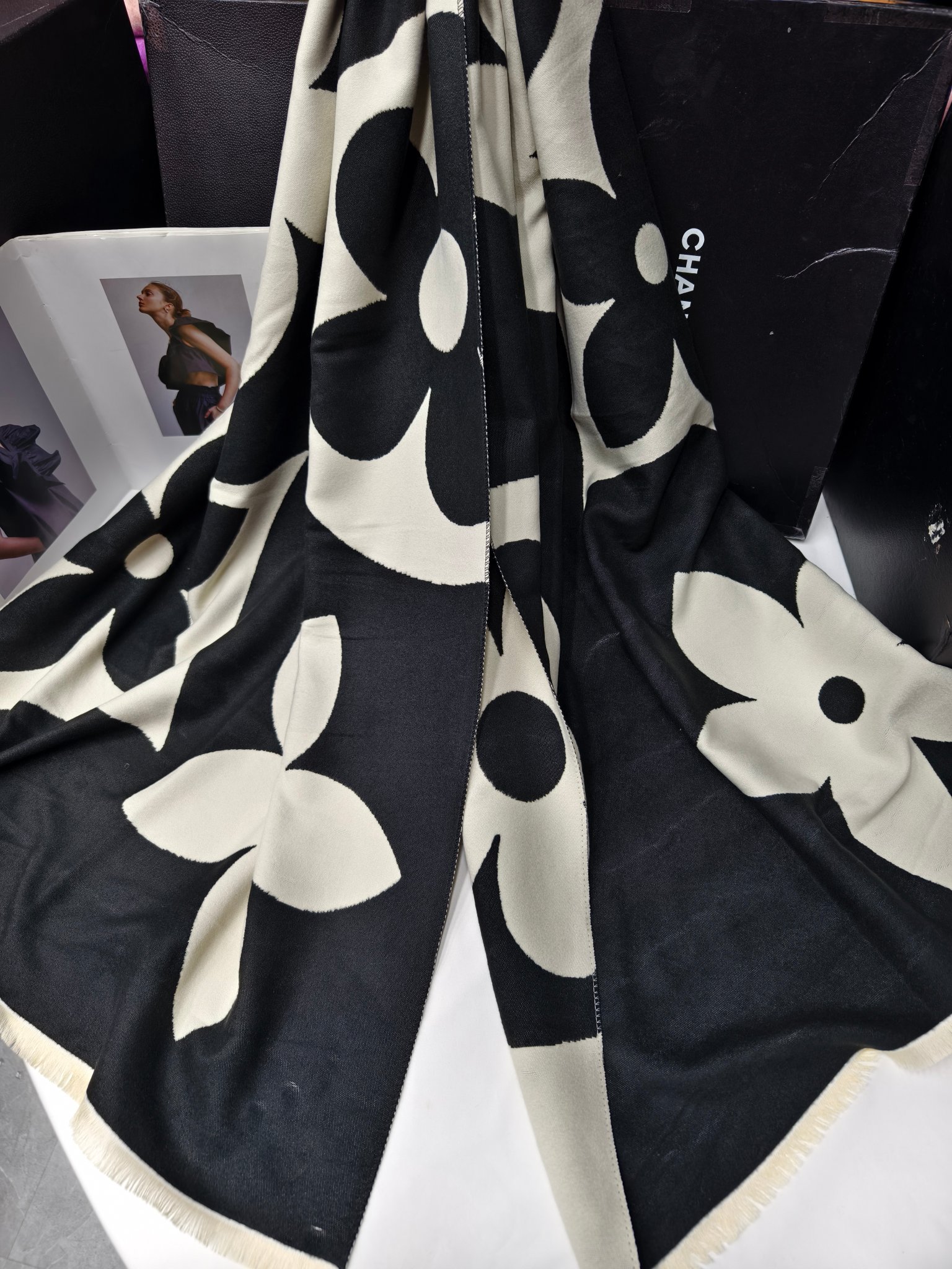 Cross-border wholesale of scarves, e-commerce live streaming, supply chain, new high-style jacquard five-angled flower details Picture