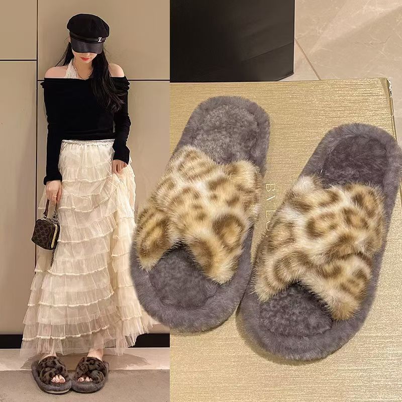 Leopard print cotton slippers for men and women, winter cartoon woolen slippers, warm, comfortable and anti-slip slippers for home use, women's winter fashion premium slippers detail image 2