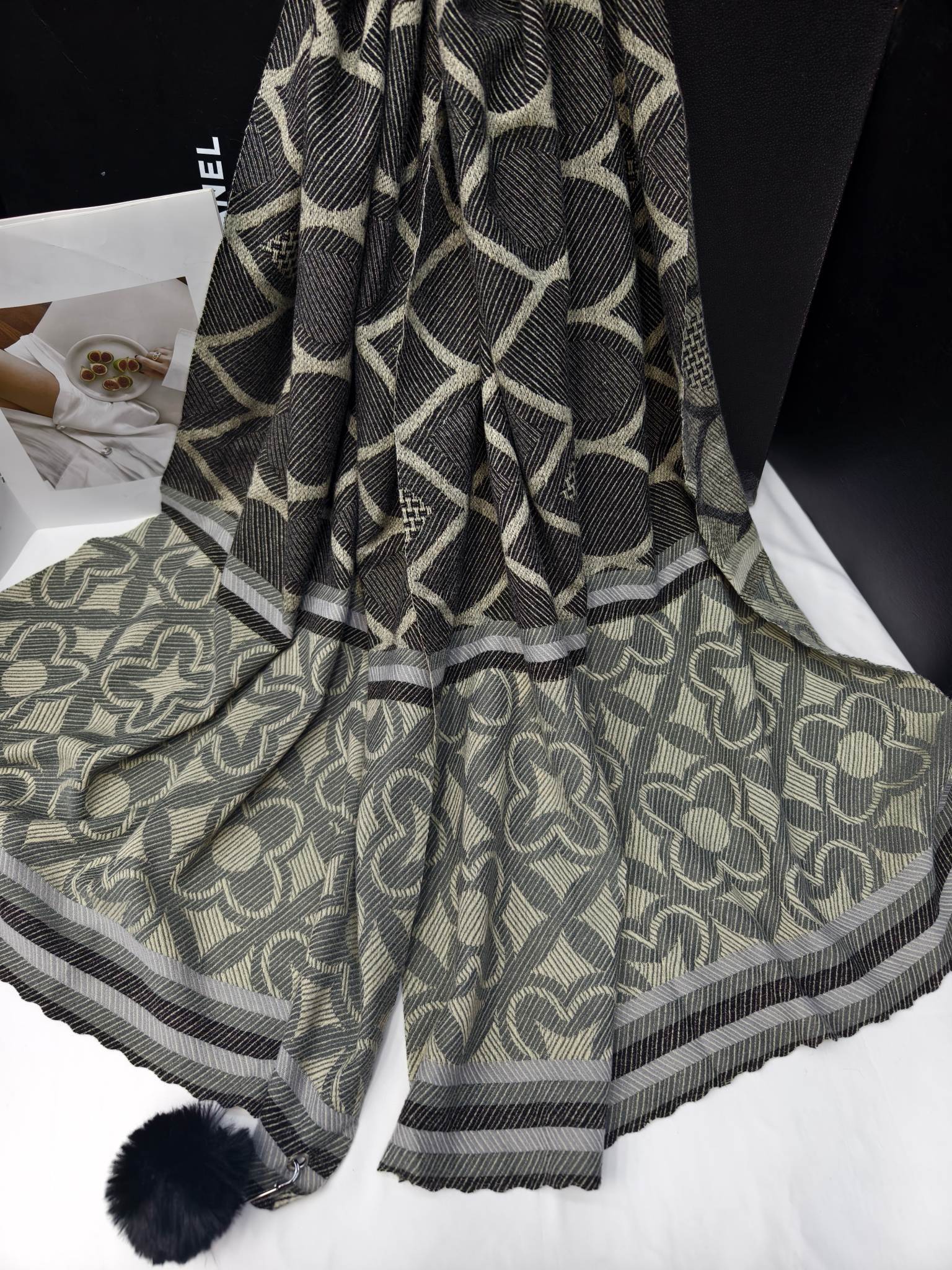Cross-border scarf wholesale e-commerce live-streaming supply chain, new jacquard grid four-leaf clover tassels and pom-poms Specification image