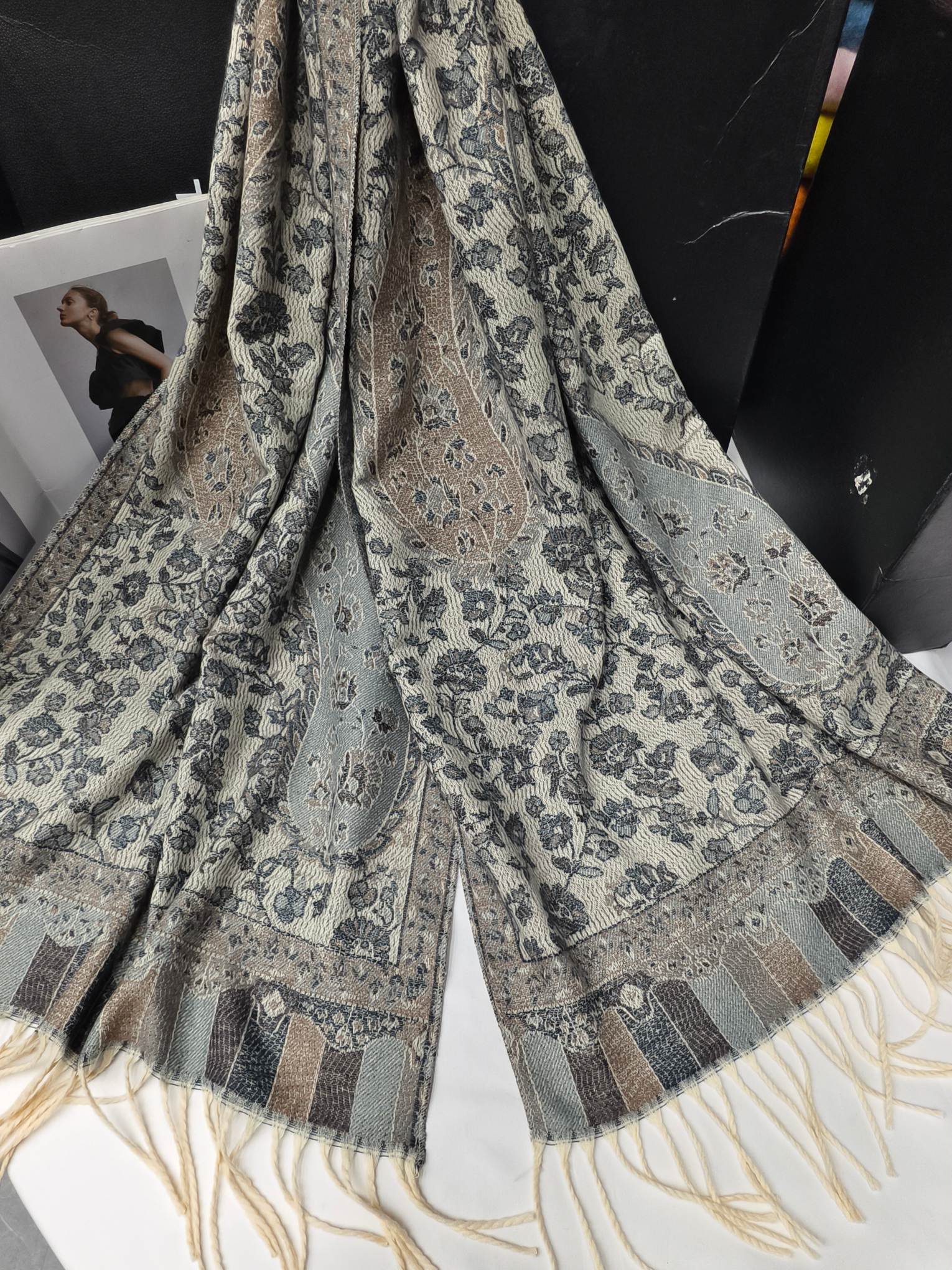 ويقوم صدِّرو الوشاح بتوزيع زهور الكاجو الصغيرة الجديدة في سلسلة الإمداد Specification image