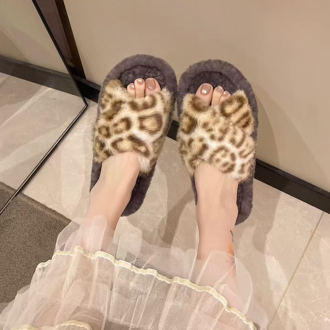 Leopard print cotton slippers for men and women, winter cartoon woolen slippers, warm, comfortable and anti-slip slippers for home use, women's winter fashion premium slippers detail image 7