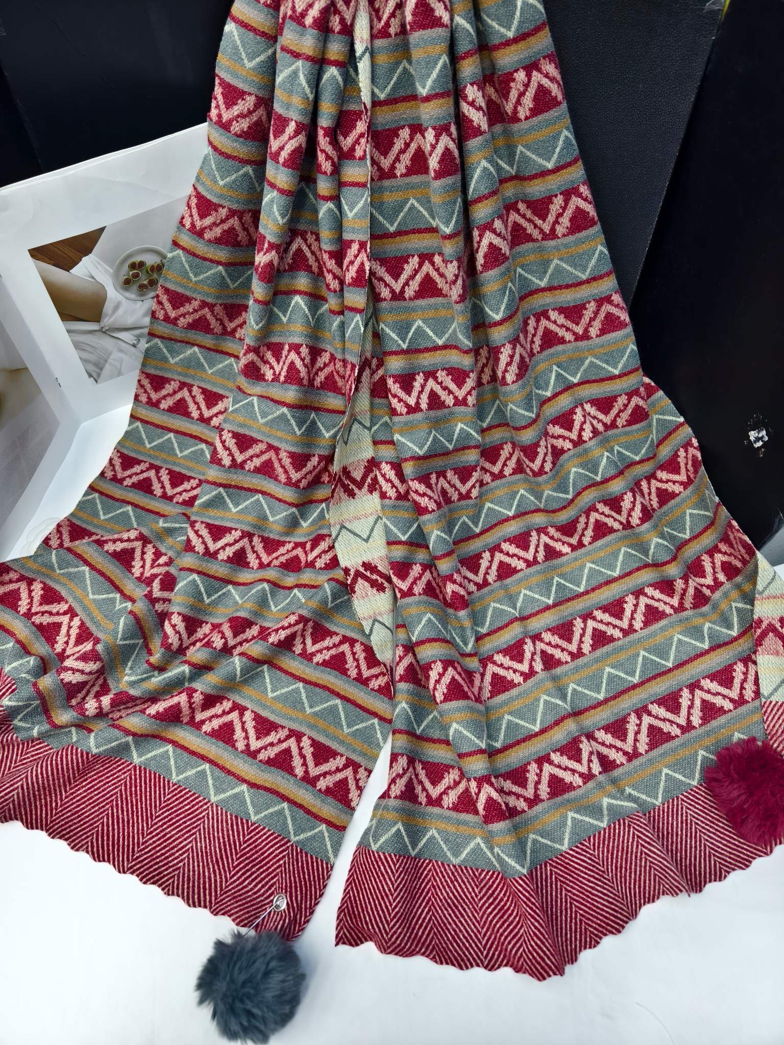 Cross-border scarf wholesale e-commerce live streaming supply chain, new jacquard V-shaped wavy tassels and pom-poms Application Scenario