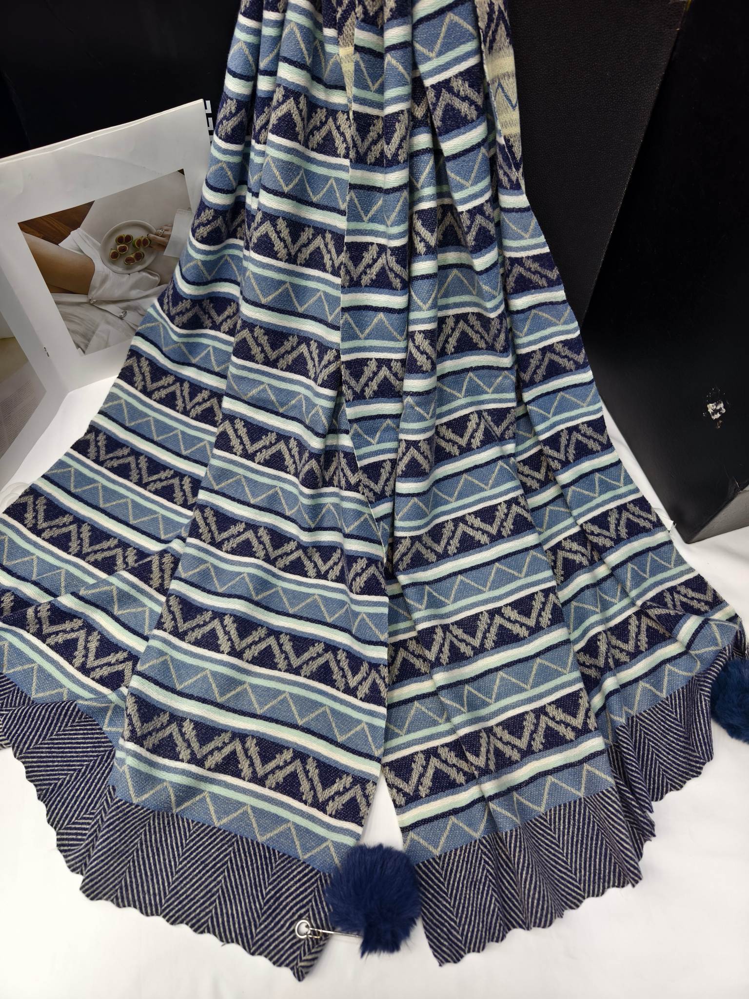 Cross-border scarf wholesale e-commerce live streaming supply chain, new jacquard V-shaped wavy tassels and pom-poms Item Picture