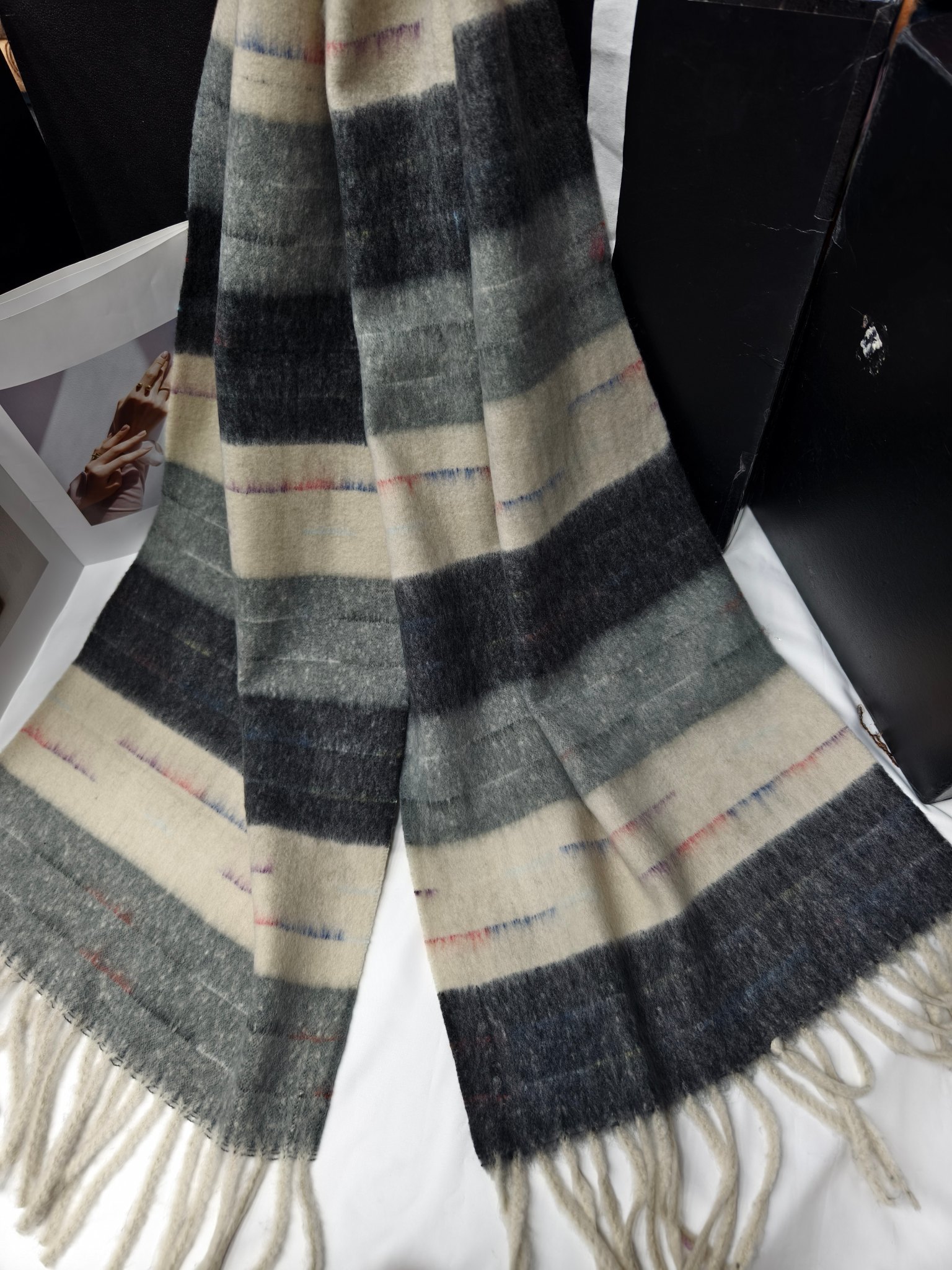 Cross-border wholesale of scarves, e-commerce live streaming supply chain, new velvet segment dyed horizontal stripes Specification image