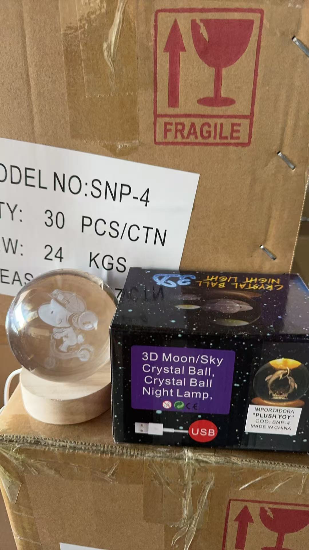 水晶球旋转灯，木头水晶球灯，马灯白底实物图