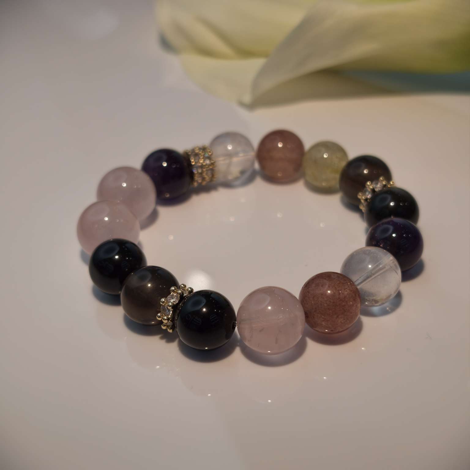 金发钛晶草莓晶白阿塞乌拉圭紫水晶马粉冰曜石黑曜石十二生肖开运手串戌狗专属水晶手串白底实物图