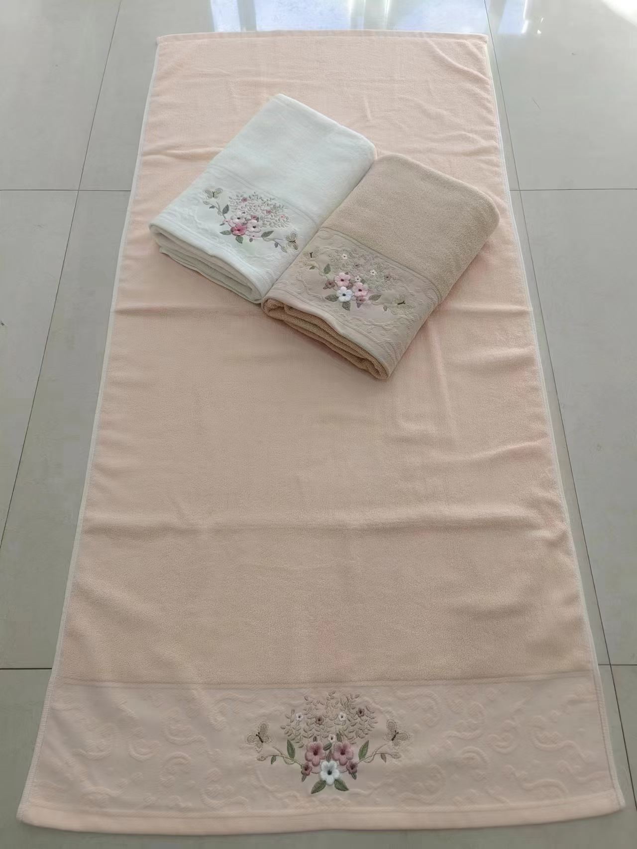 تُباع المناديل المطرَّزة للبشرة الناعمة والمطرَّزة Item Picture
