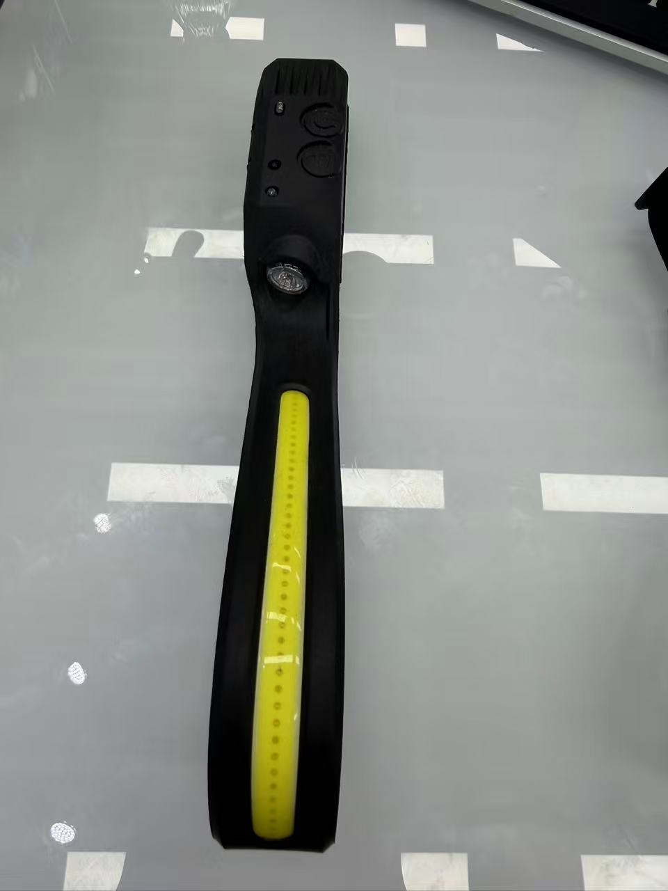 黑色带黄条纹电子设备主体