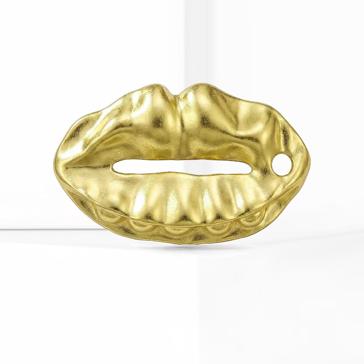 Cross-border best-selling niche design sense Yajin lip brooch fashionable suit coat factory direct sales wholesale, versatile Application Scenario
