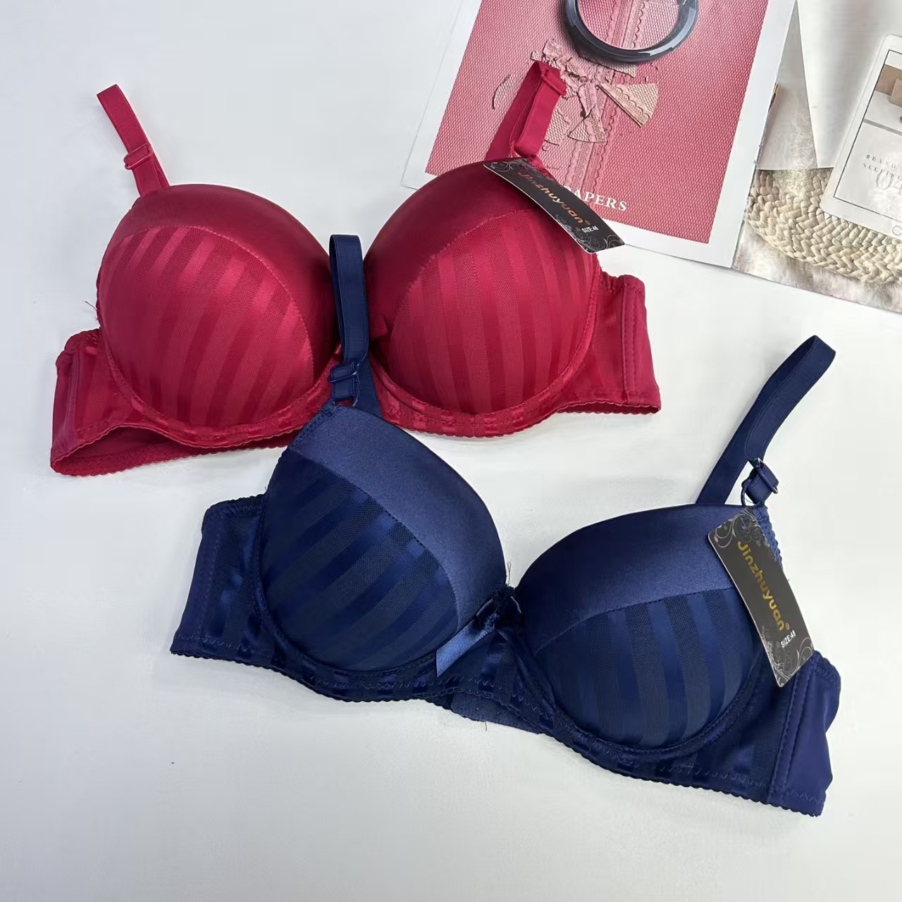 JZY-1723# Women's bras are exported to the Middle East and South America. They are large-sized thickened bras with satin texture and steel rims. They are sexy and interesting bras for women. QNI details Picture