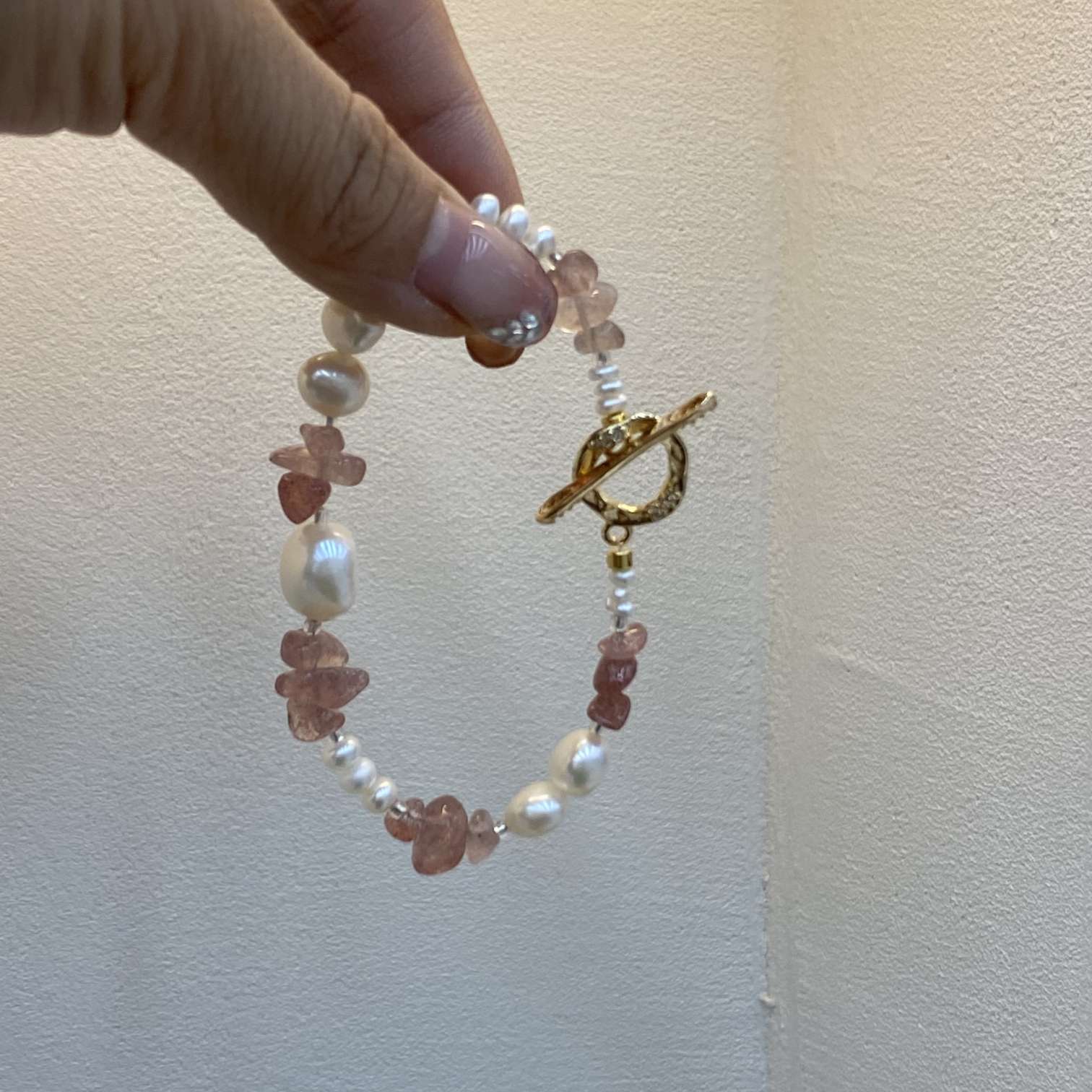 草莓晶巴洛克珍珠手链小众设计感轻奢春夏活力感OT
扣