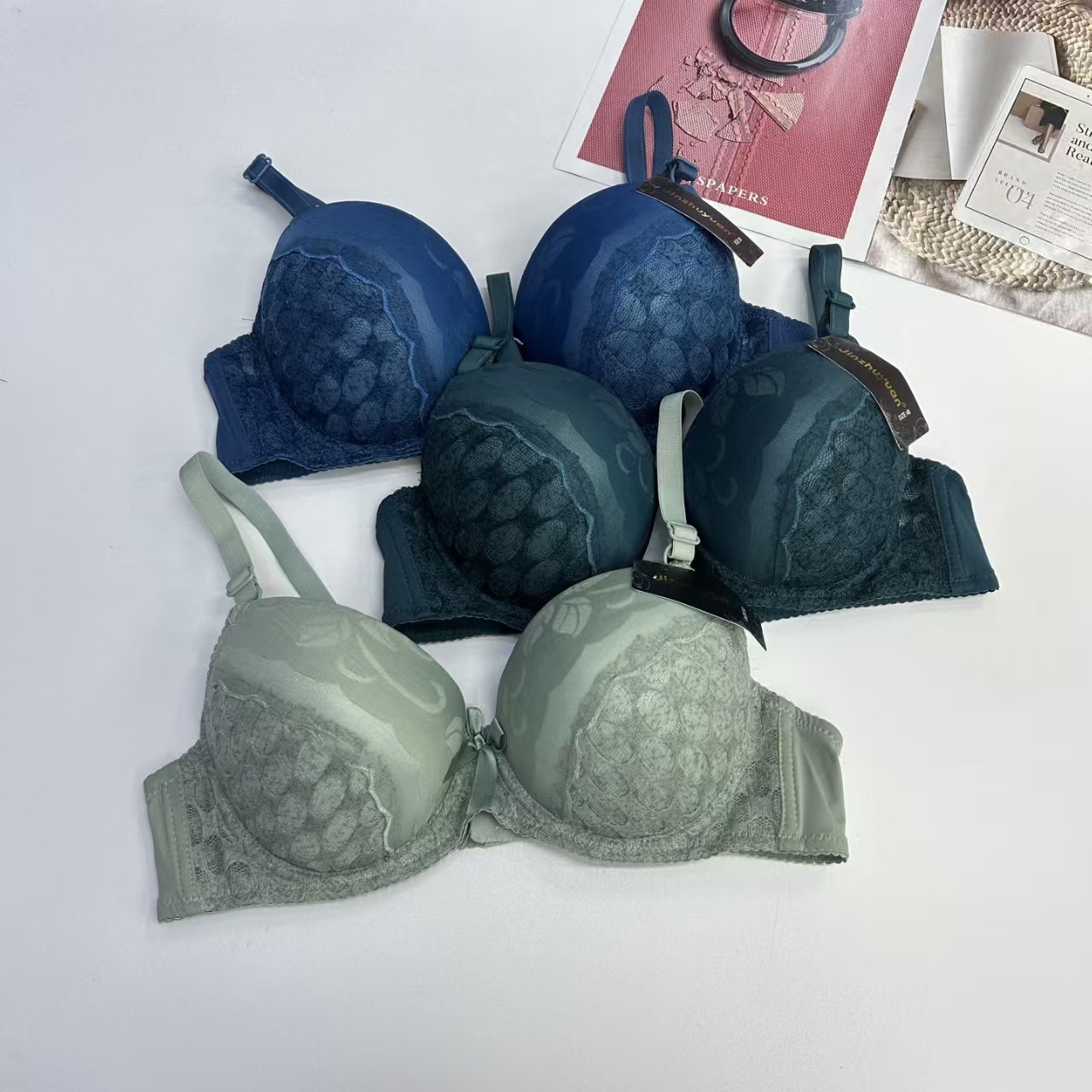JZY-1602# Women's bras are exported to the Middle East and Africa. They are large-sized thickened bras with lace embroidery, bows and steel rims. They are sexy and interesting bras. QNI Item Picture