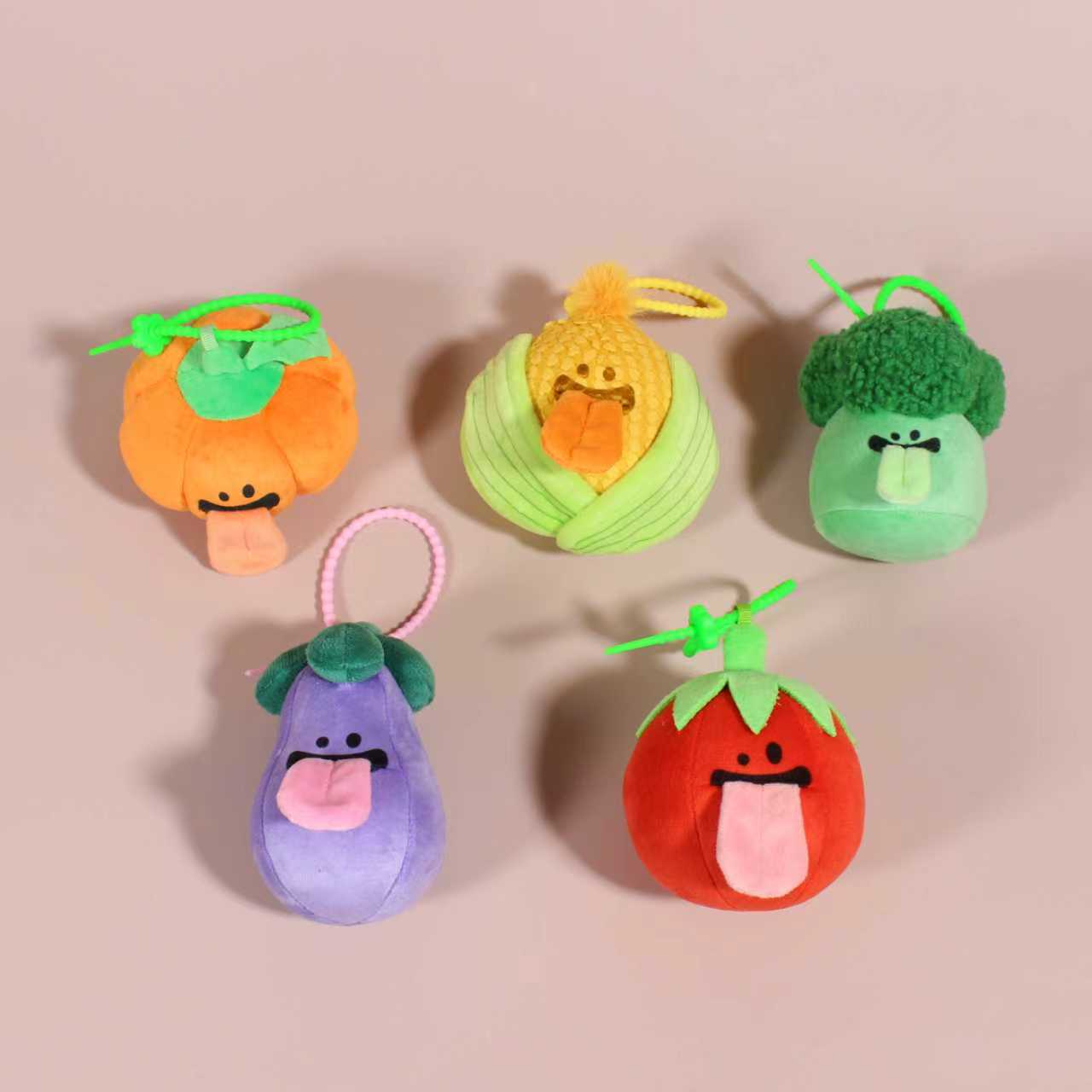 星星人蔬菜水果造型毛绒挂件钥匙扣公仔挂件，萌趣蔬菜玩偶，可爱吐舌表情，创意十足！