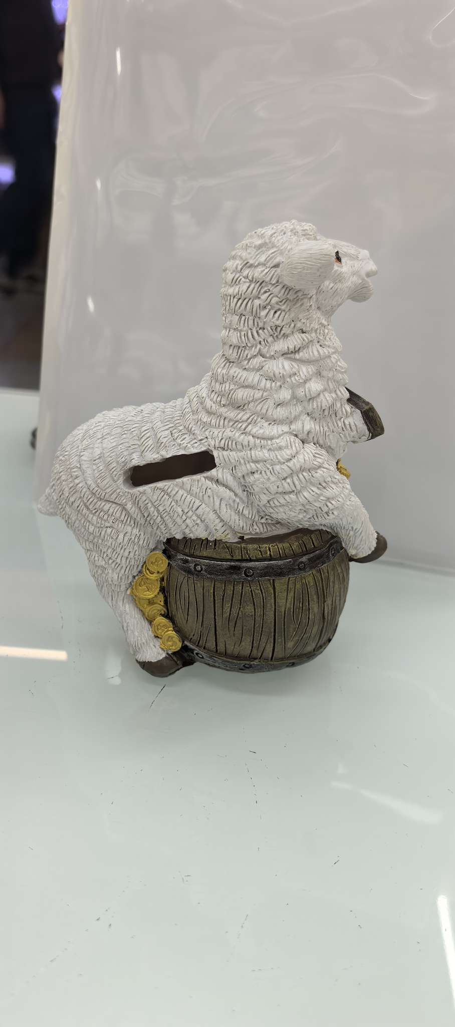 精美的树脂工艺品生肖羊储钱罐细节图