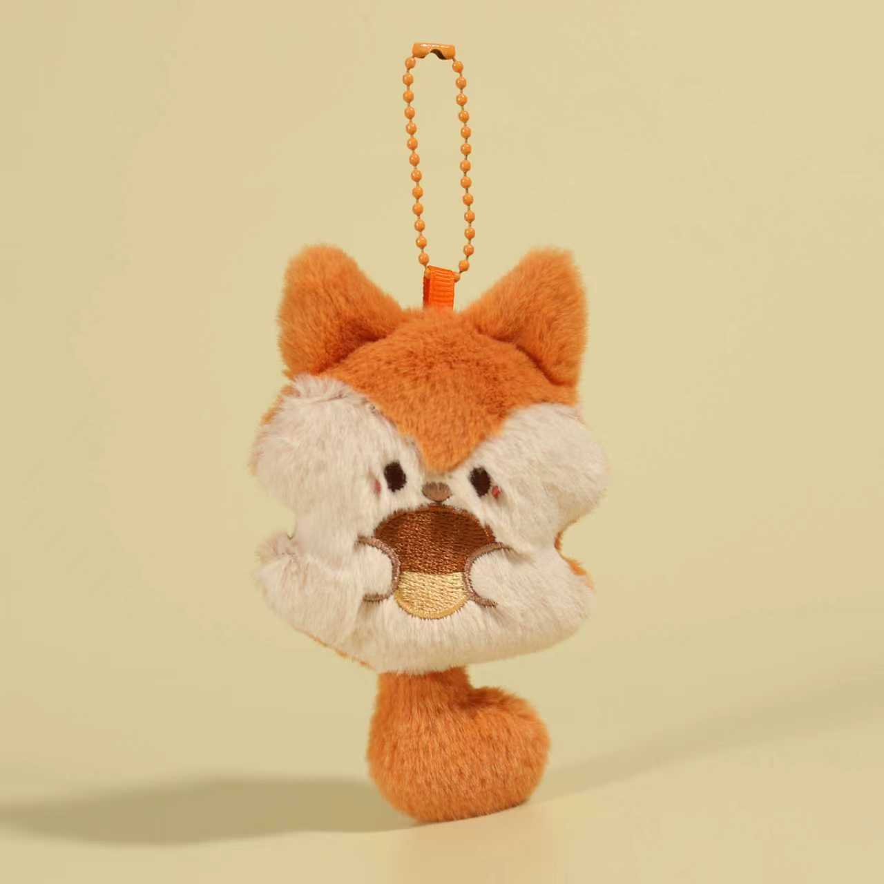 卡通动物主题萌趣温暖治愈系小物。动物园盲盒冰箱贴，20款可爱动物造型，萌趣狐狸挂件，毛绒可爱，手捧坚果，