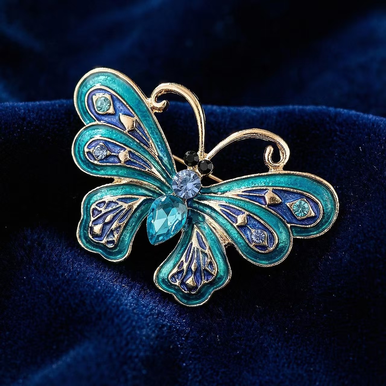The cross-border best-selling butterfly insect diamond-encrusted brooch clothing item is a versatile alloy colored oil drip brooch