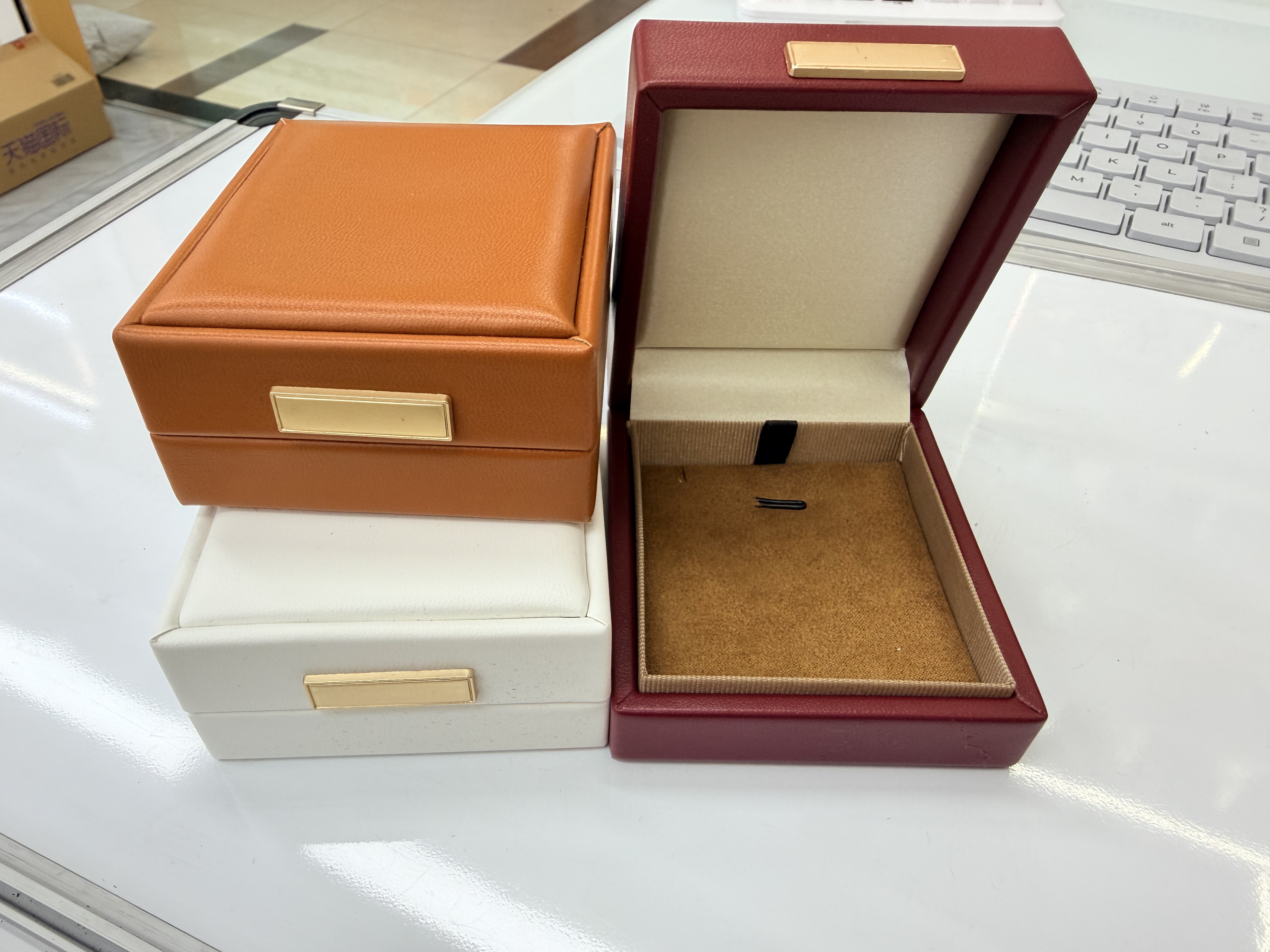 白色皮革盒子收链项链手镯时尚收纳盒 简约设计多功能储物盒