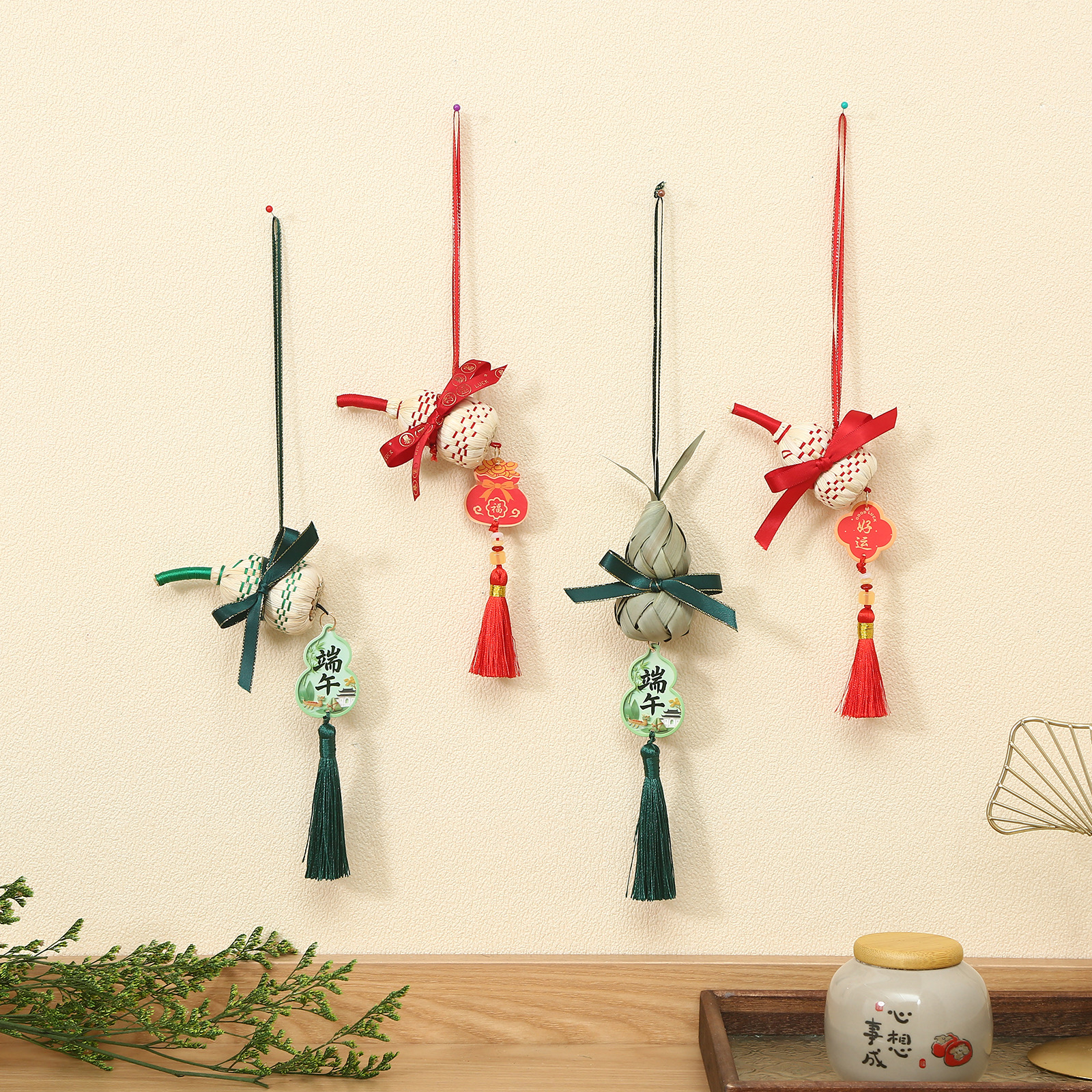 The fabric products venue is decorated with props such as round cards, graduation happiness fluorescent knots, medieval wind lanterns, balloon rolls with wax dots, Chinese-style round sequins, graduation happiness bows, balloon rolls with glue dots, and the Middle Ages detail image 2
