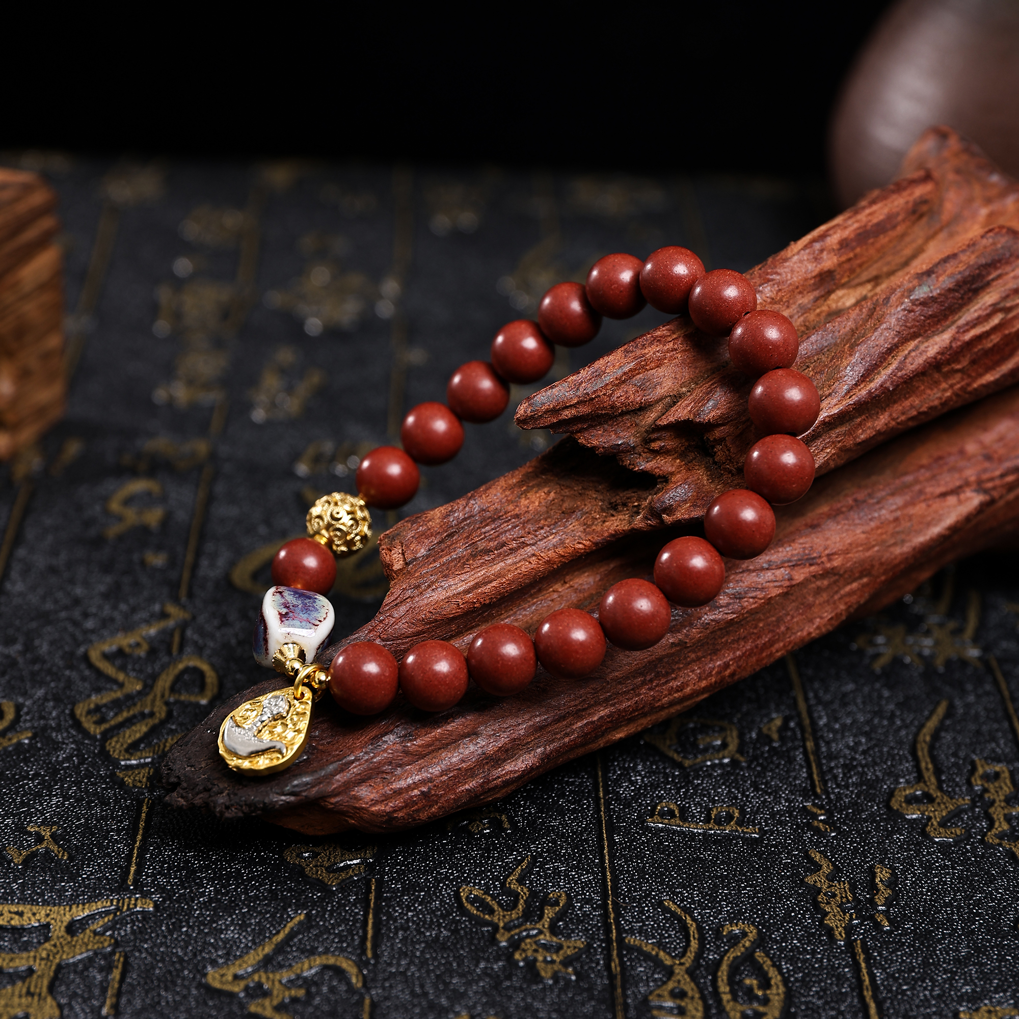 The single-loop bracelet with flower stamens is absolutely beautiful details Picture