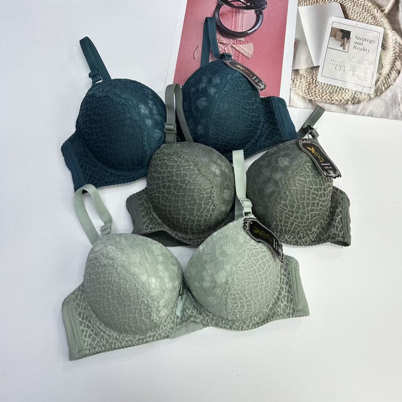 JZY-1724# Women's bras are exported to the Middle East and Africa. They are large-sized, thickened lace bows with steel rims. QNI romantic bras details Picture