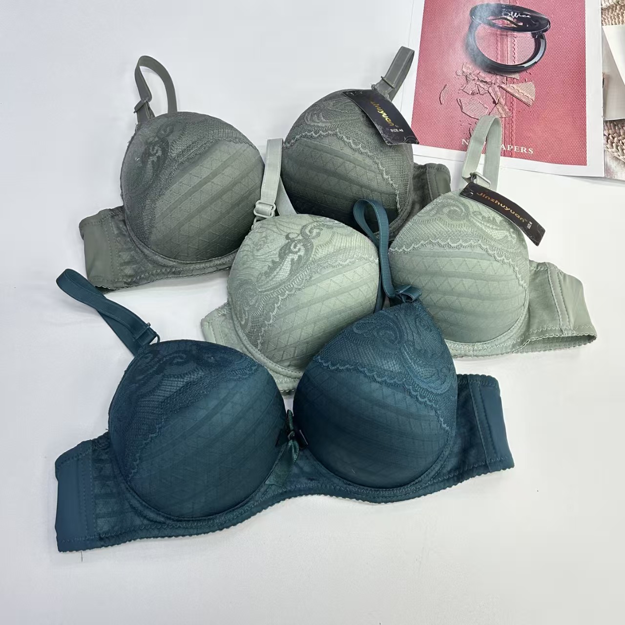 JZY-1803# Women's bras are exported to the Middle East and Africa. They are large-sized thickened lace embroidered with bows and have steel rims. QNI romantic bras Application Scenario