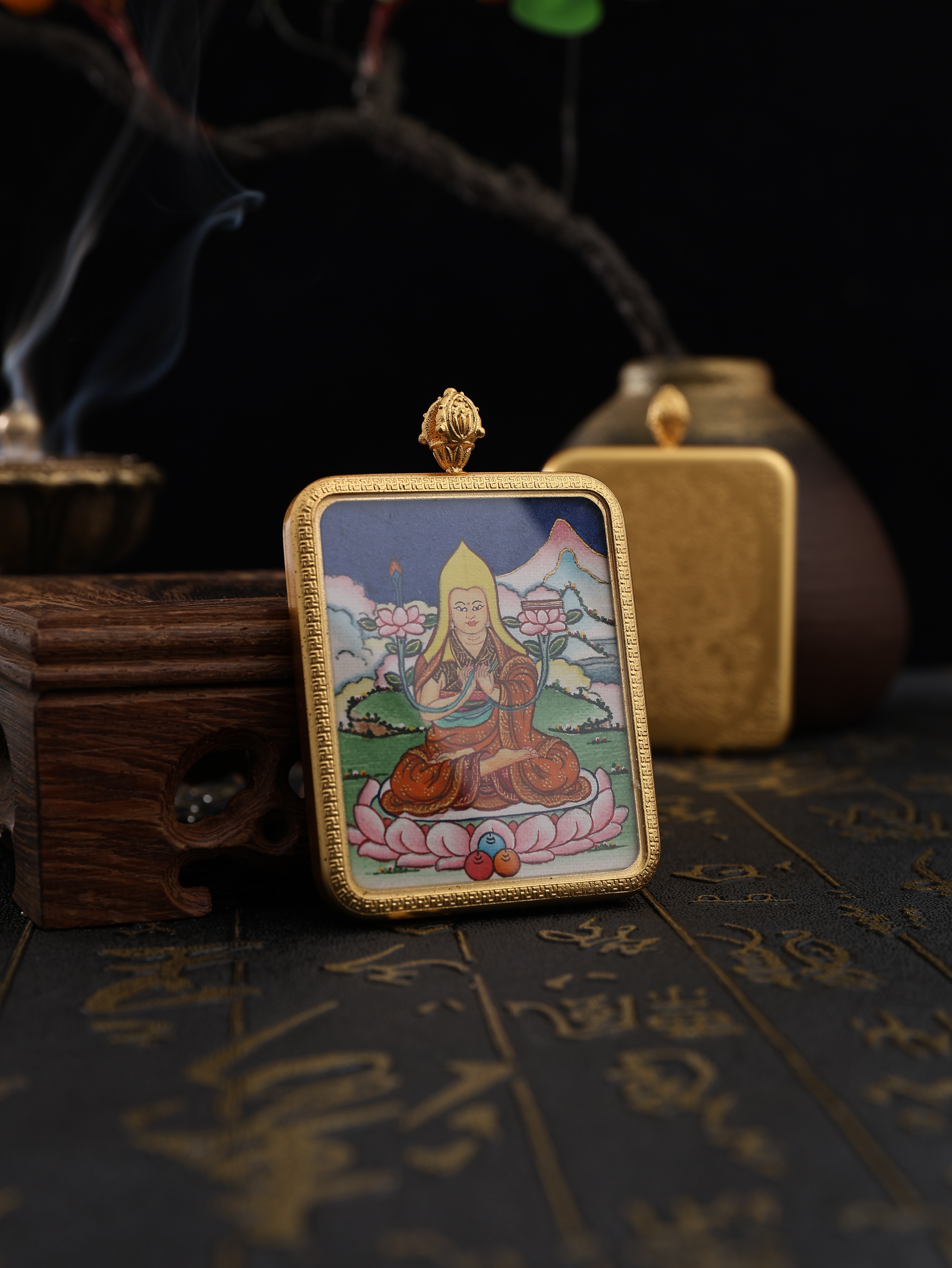 The Thangka paintings of Master Tsongkhapa are exquisite details Picture