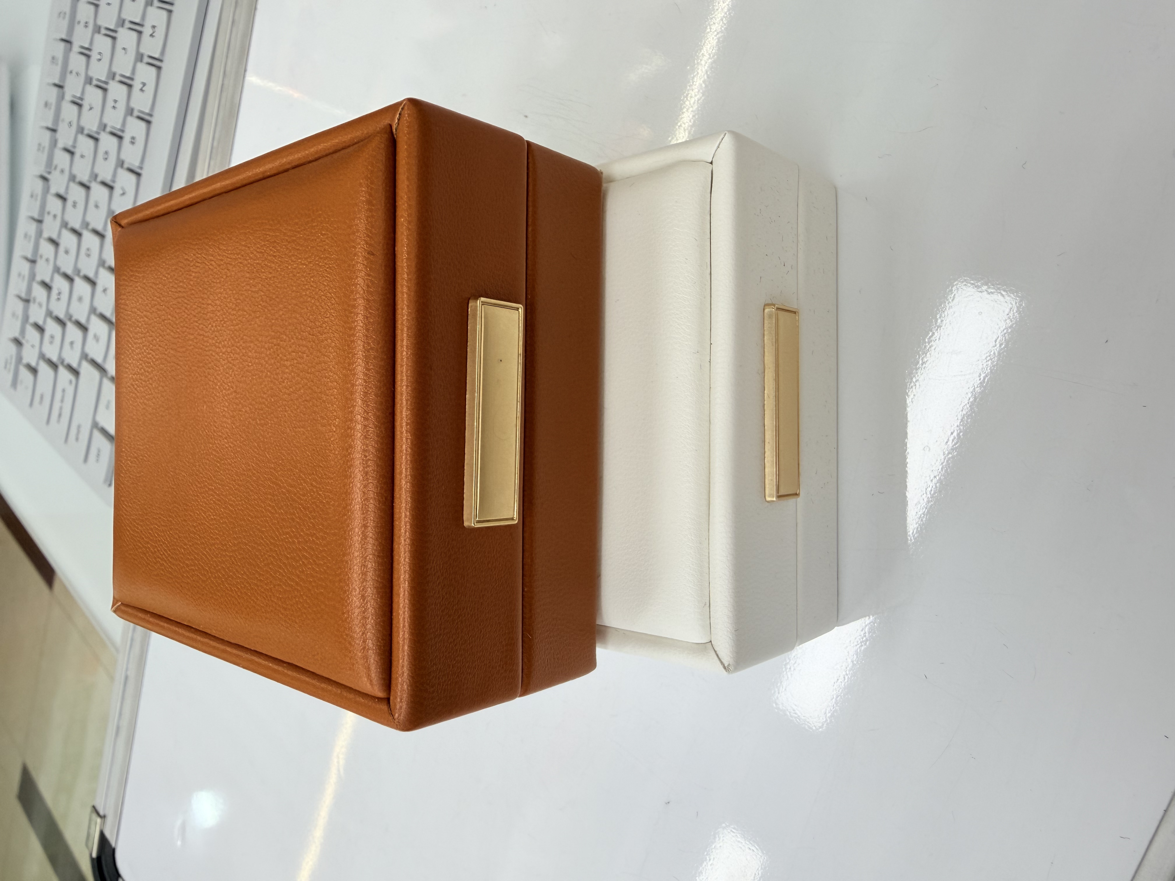 White leather box with chain, necklace and bracelet, fashionable storage box, simple design, multi-functional storage box details Picture