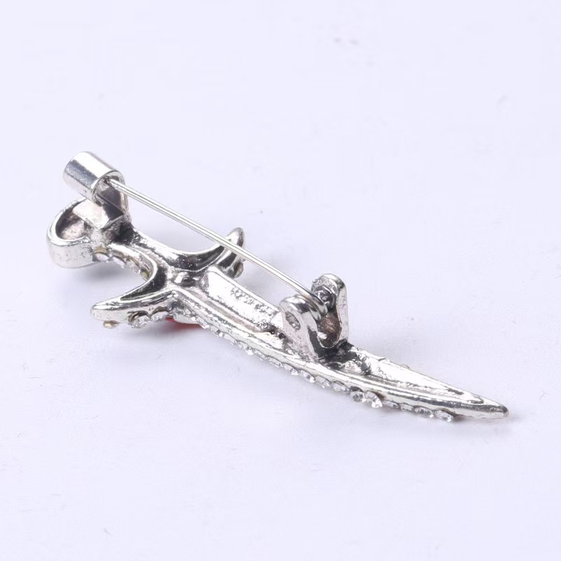 Wholesale of new European and American personalized diamond-encrusted brooches, full diamond brooches, creative, fashionable and simple clothing pins Application Scenario