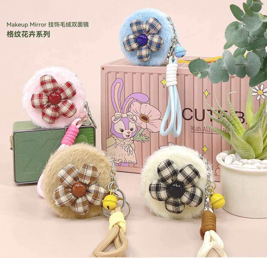 毛绒镜子钥匙扣挂件产品图