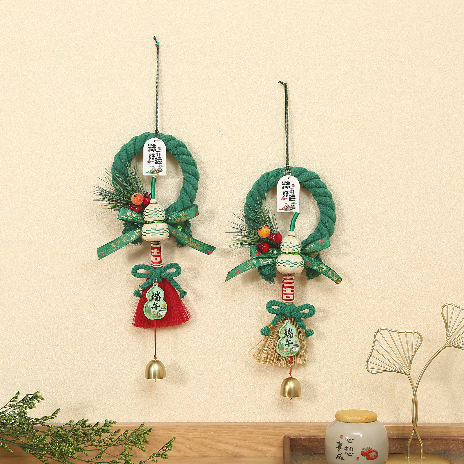 The fabric products venue is decorated with props such as round cards, graduation happiness fluorescent knots, medieval wind lanterns, balloon rolls with wax dots, Chinese-style round sequins, graduation happiness bows, balloon rolls with glue dots, and the Middle Ages Item Picture
