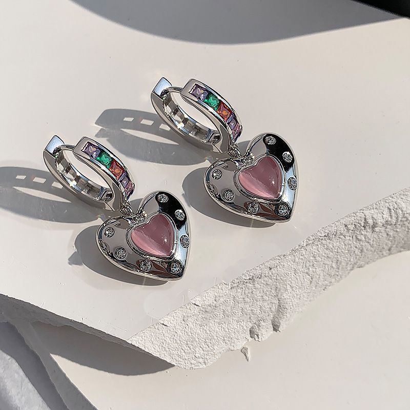 Heart-shaped star-shaped earrings for women, a niche design sense, high-end cat's eye stone earrings, and elegant color earrings Application Scenario