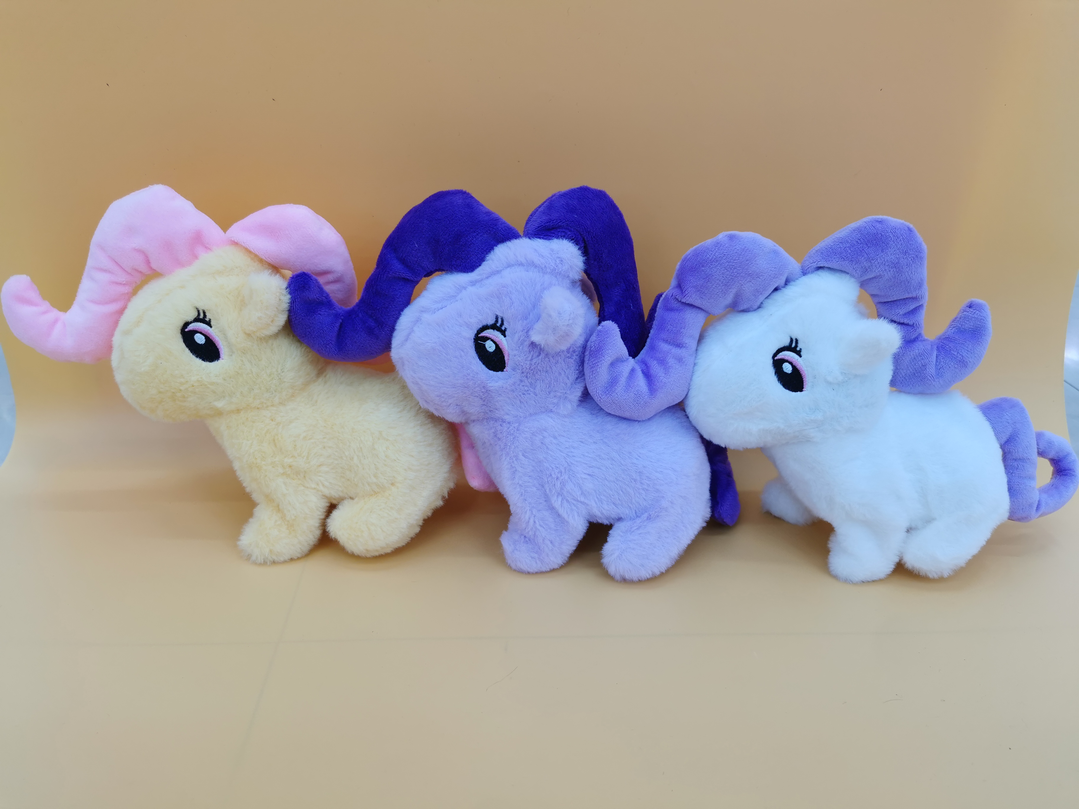 A realistic electric pet rabbit that can walk and call, a plush toy, a soothing toy for a girlish heart, and a small gift ornament