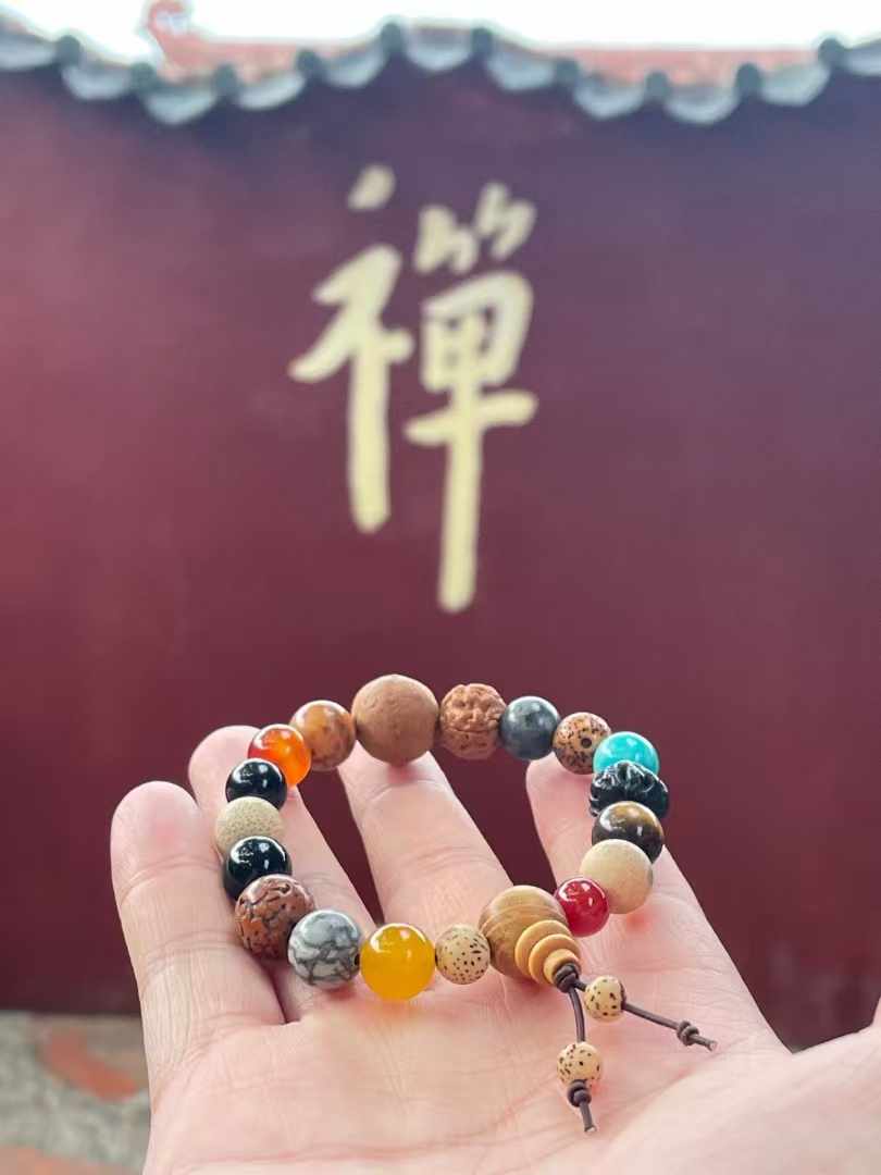 18-seed bracelet, holding an 18-seed bracelet, Bodhi bracelet for girls, 18-seed multi-treasure Buddhist prayer beads bracelet for girls and boys Item Picture