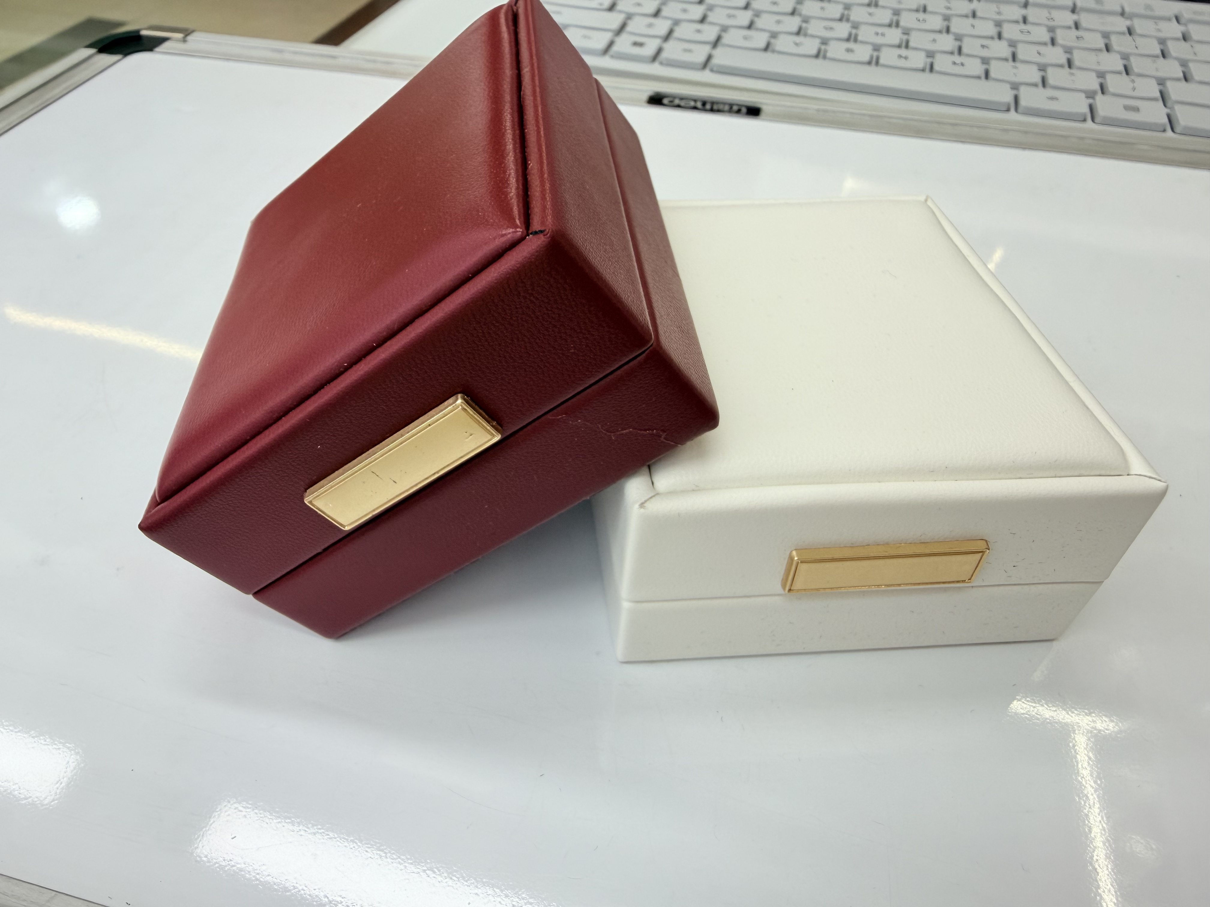 White leather box with chain, necklace and bracelet, fashionable storage box, simple design, multi-functional storage box Specification image