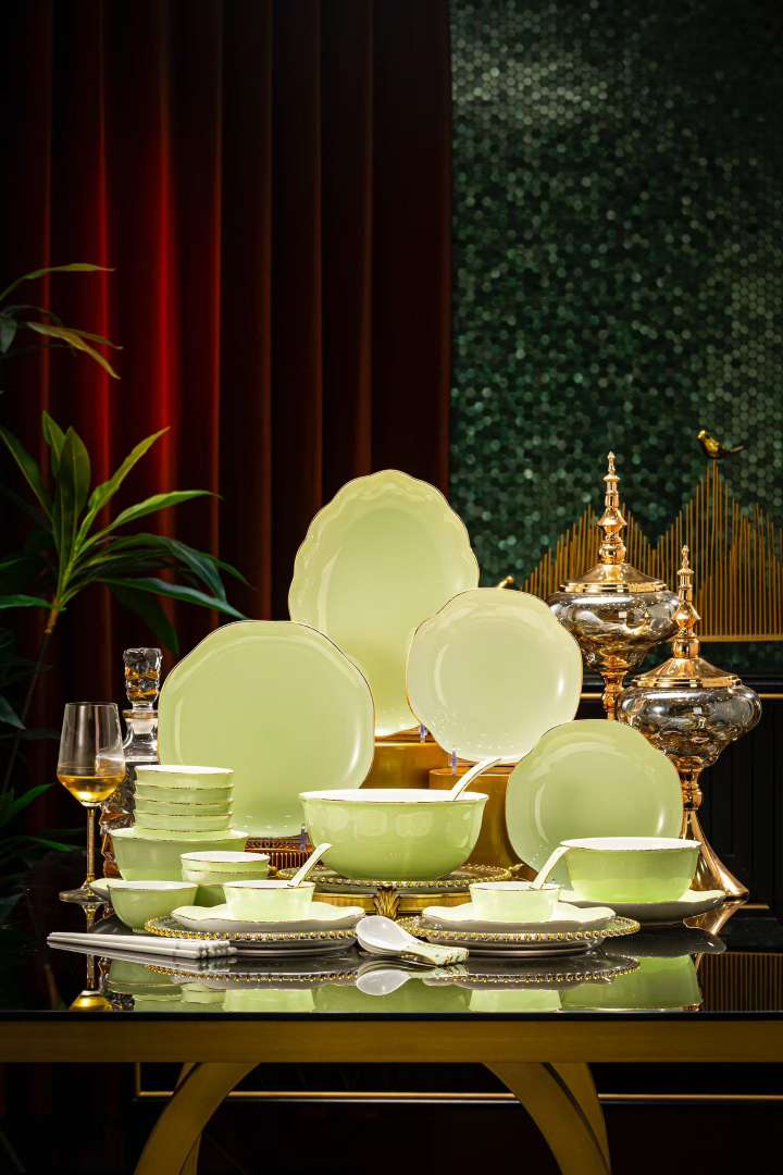 28头景德镇骨瓷餐具套装